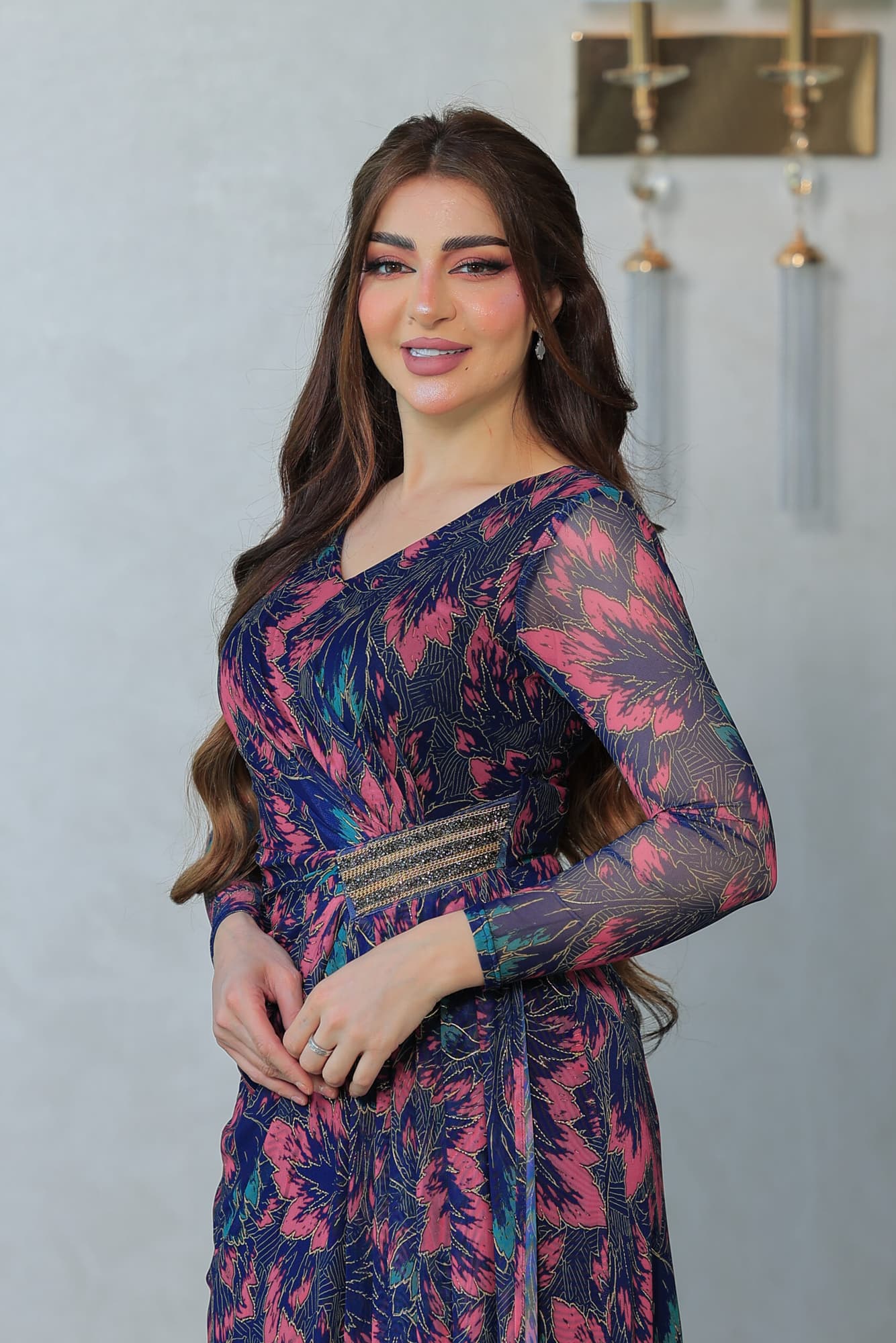 فستان أنيق بطبعات زهرية ولمسات ذهبية