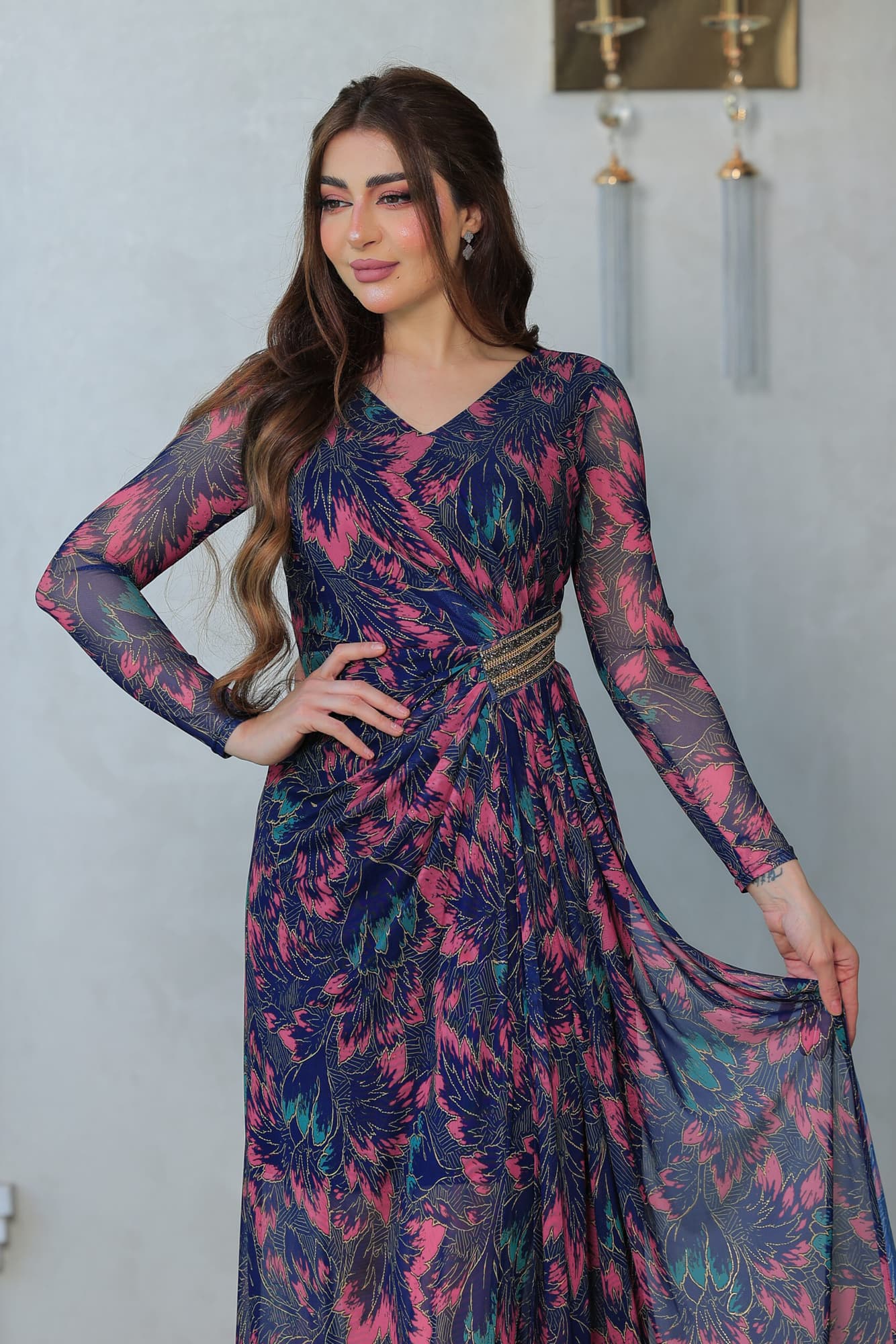 فستان أنيق بطبعات زهرية ولمسات ذهبية