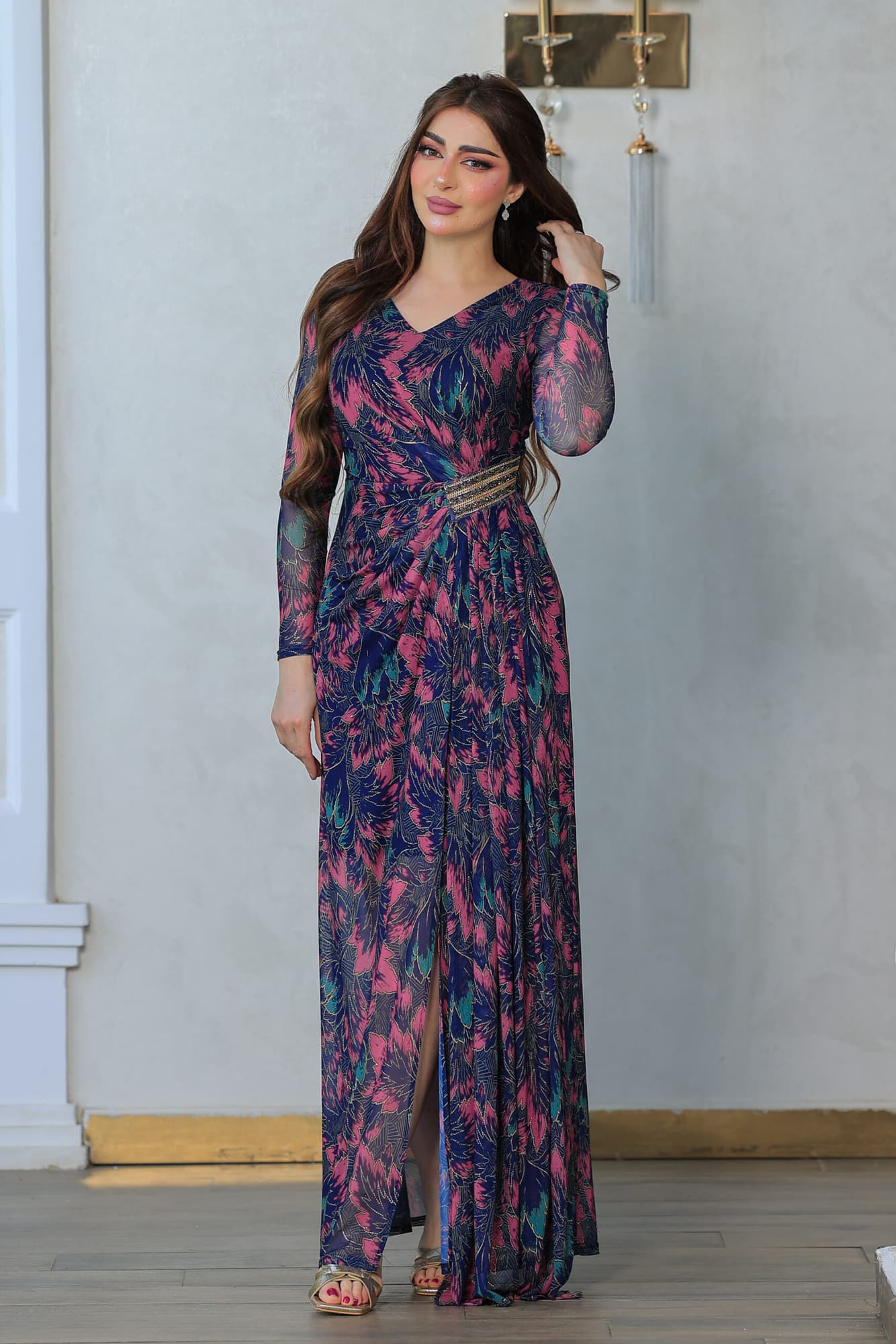 فستان أنيق بطبعات زهرية ولمسات ذهبية