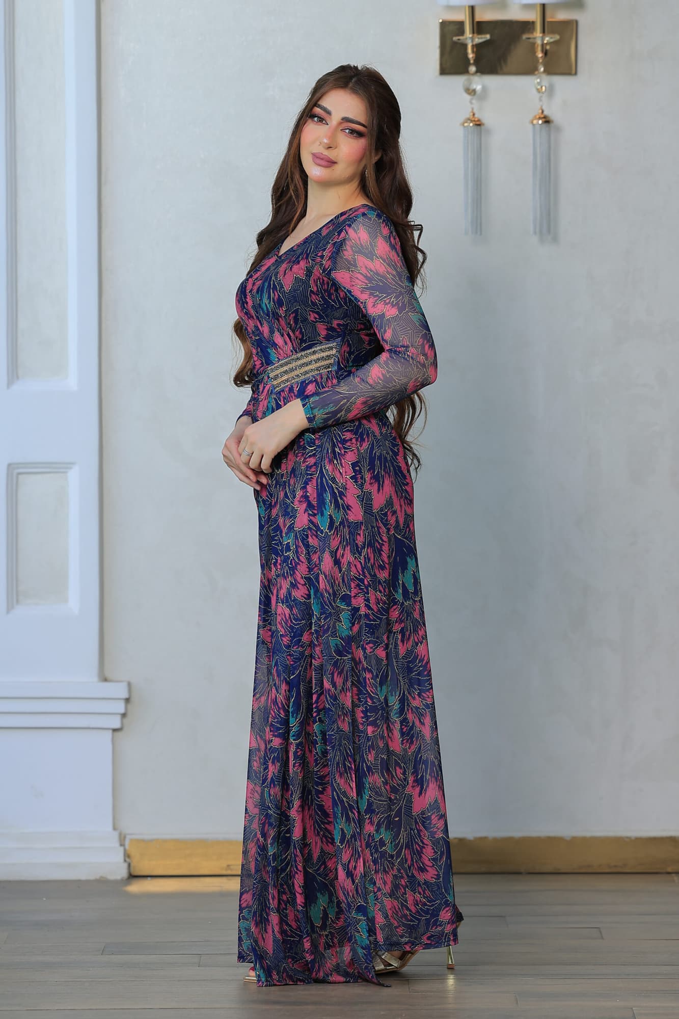 فستان أنيق بطبعات زهرية ولمسات ذهبية