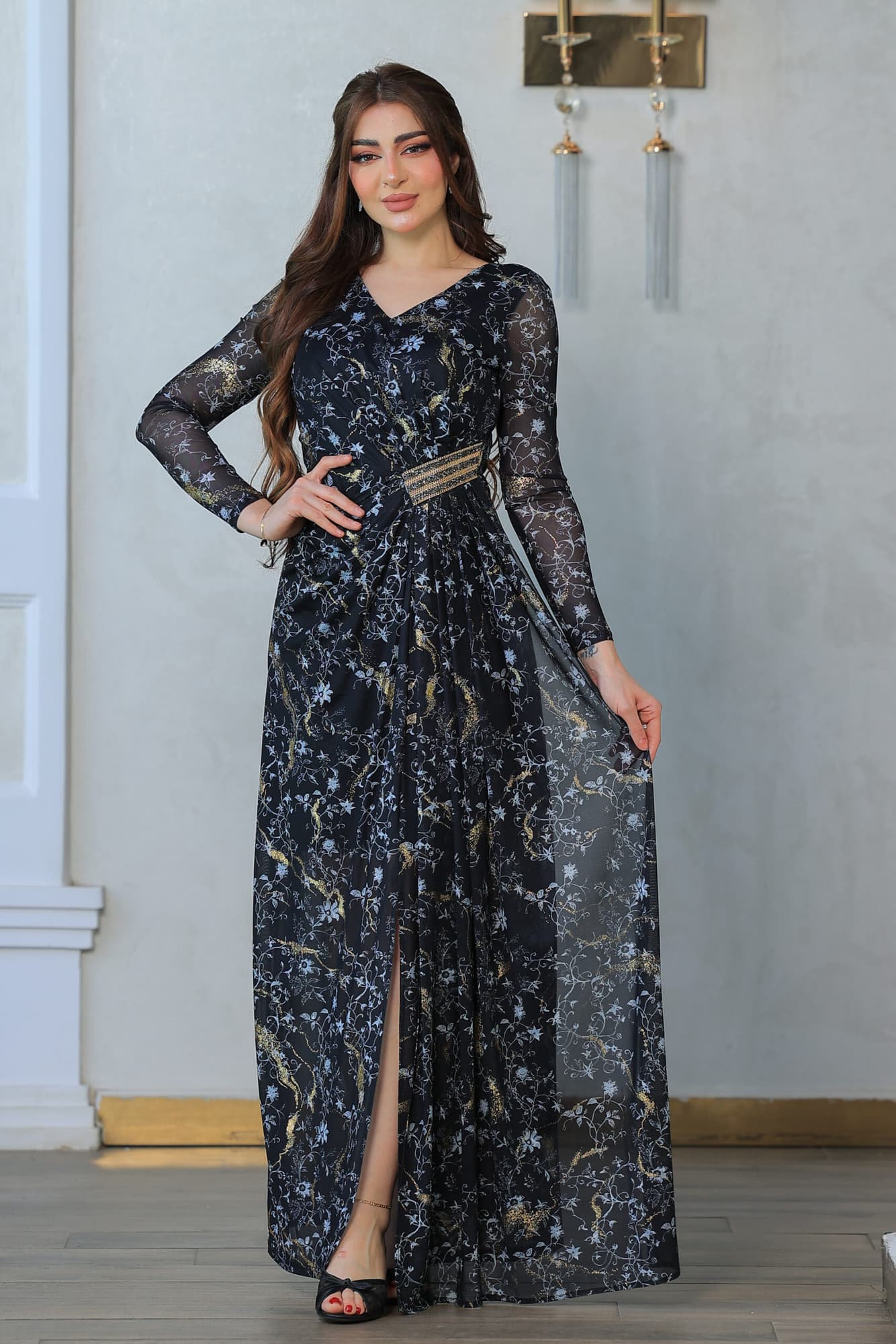 فستان أنيق بطبعات زهرية ولمسات ذهبية