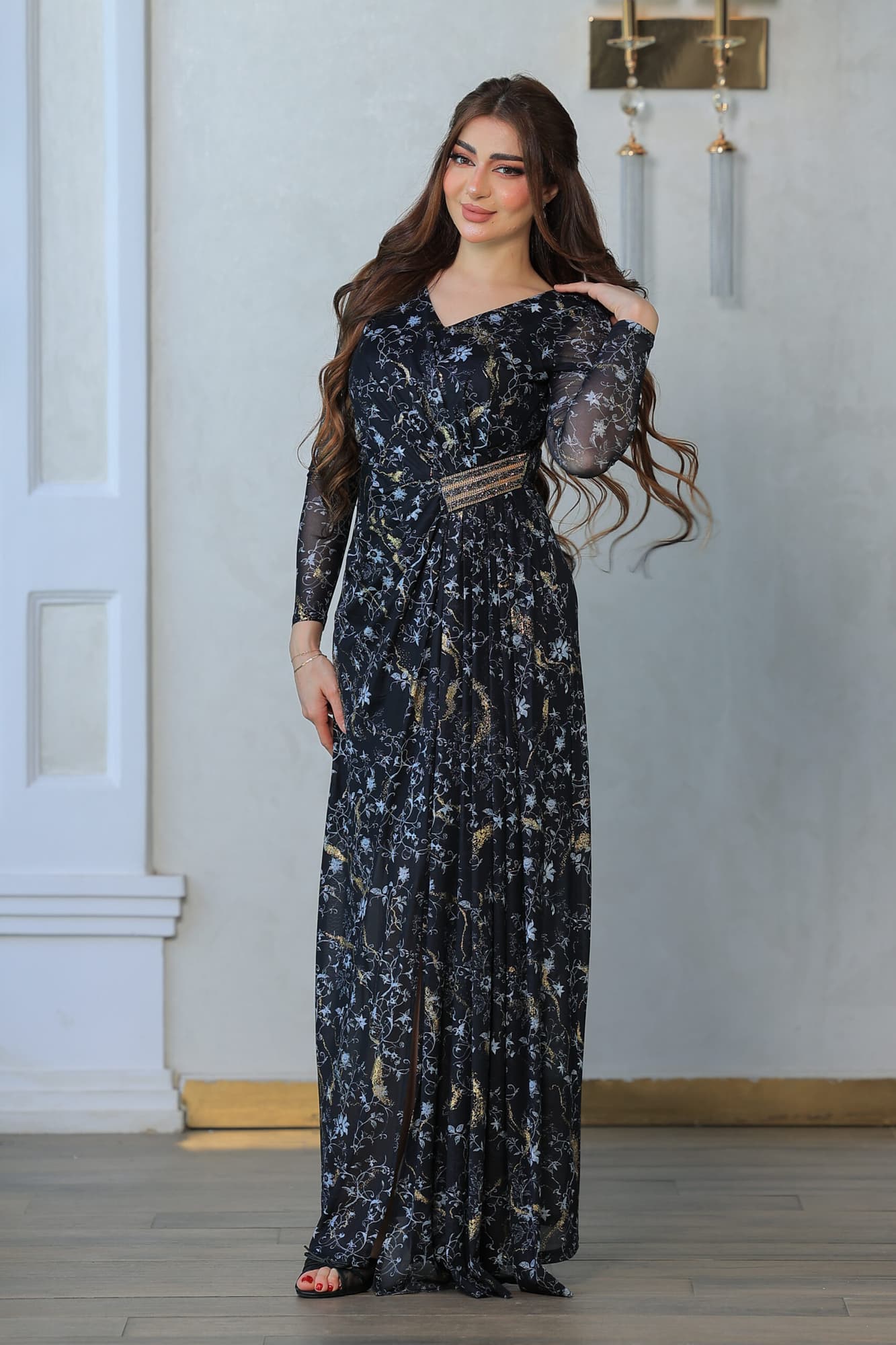 فستان أنيق بطبعات زهرية ولمسات ذهبية