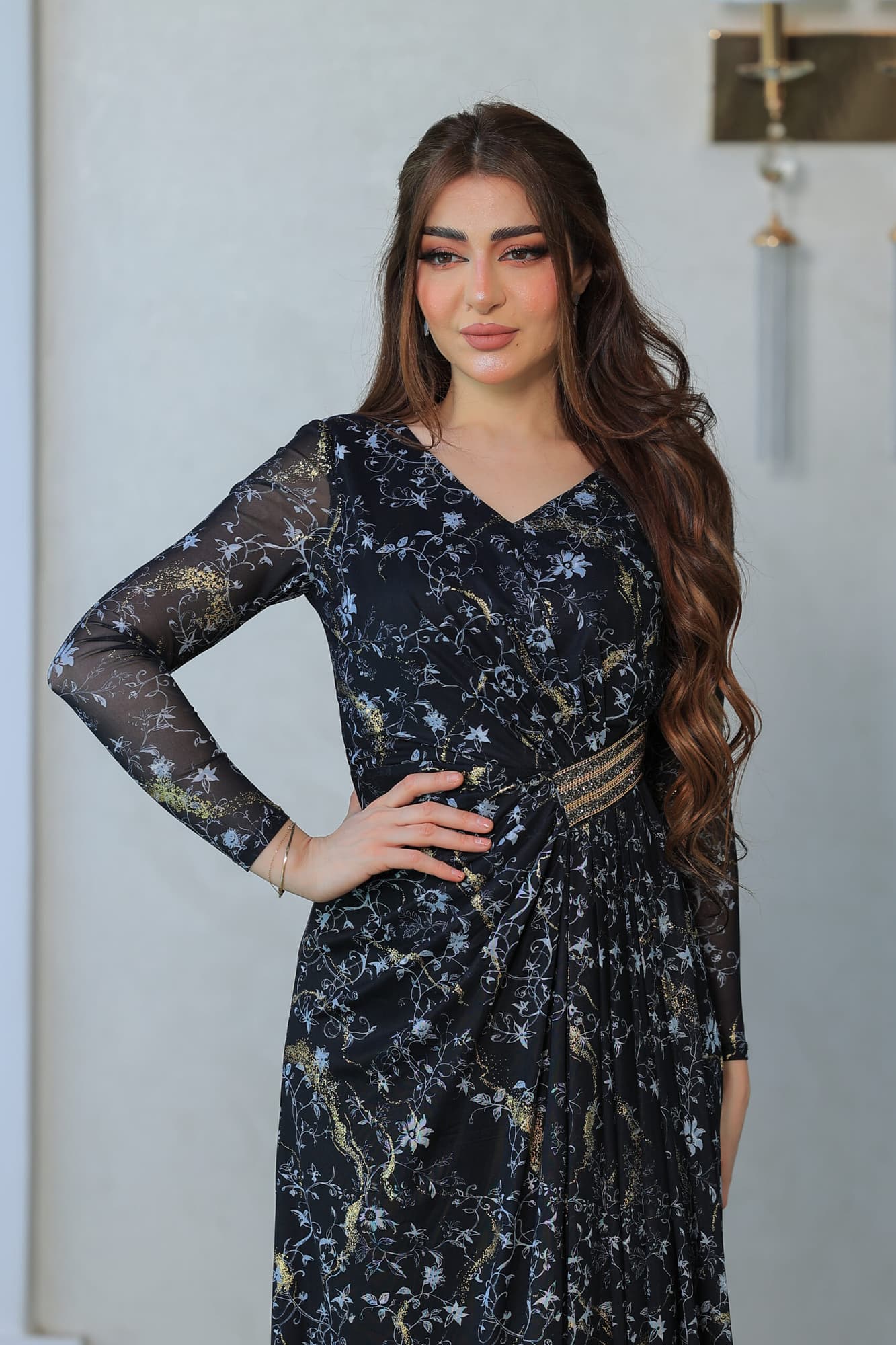 فستان أنيق بطبعات زهرية ولمسات ذهبية