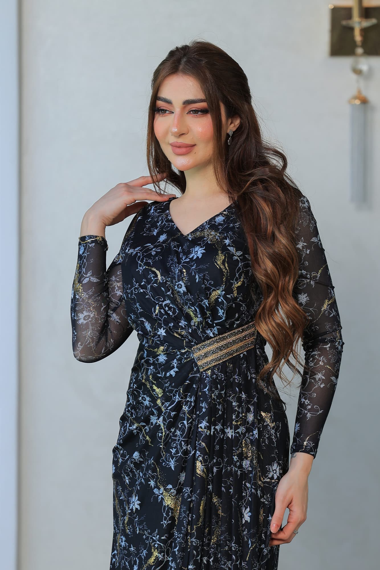فستان أنيق بطبعات زهرية ولمسات ذهبية