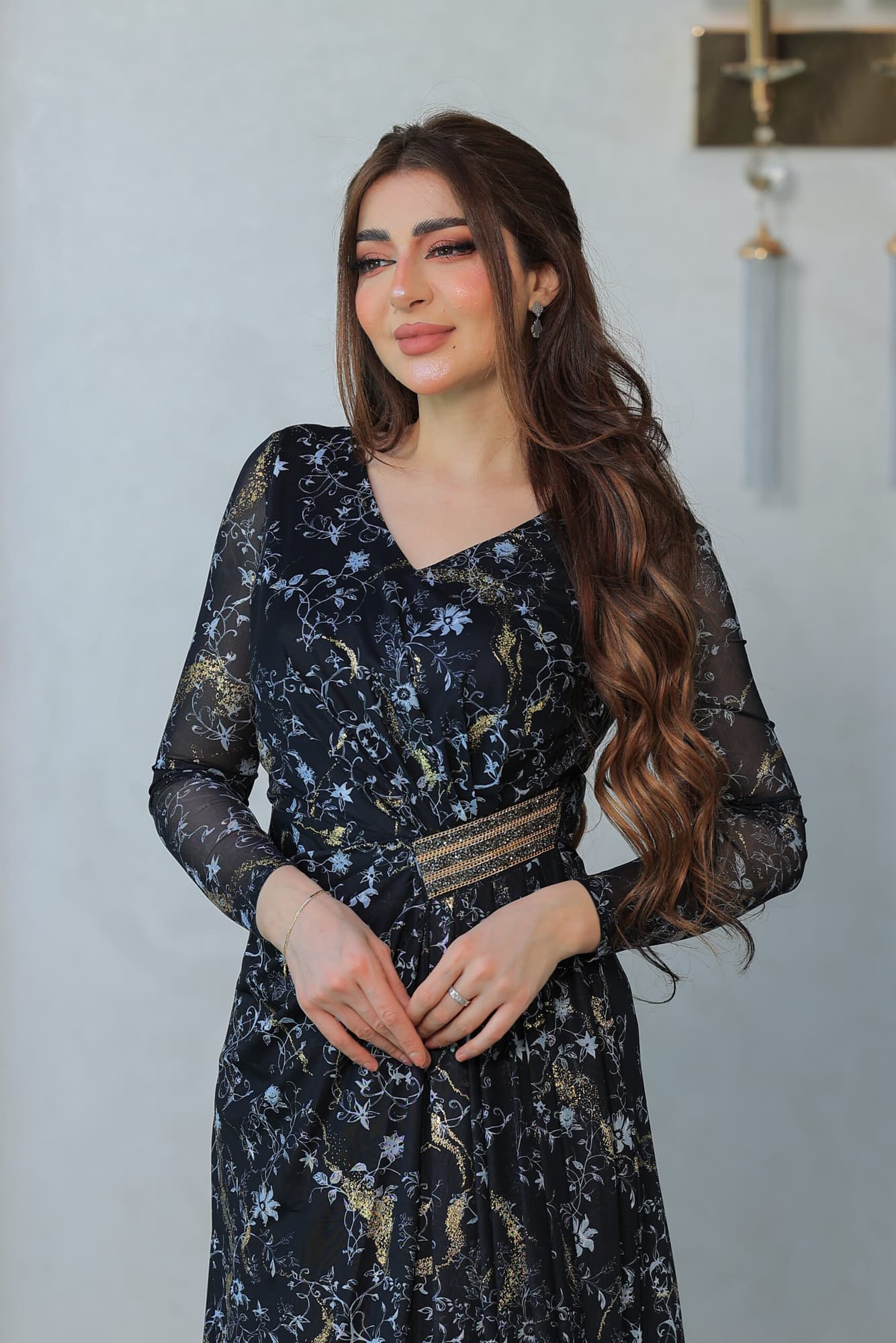 فستان أنيق بطبعات زهرية ولمسات ذهبية