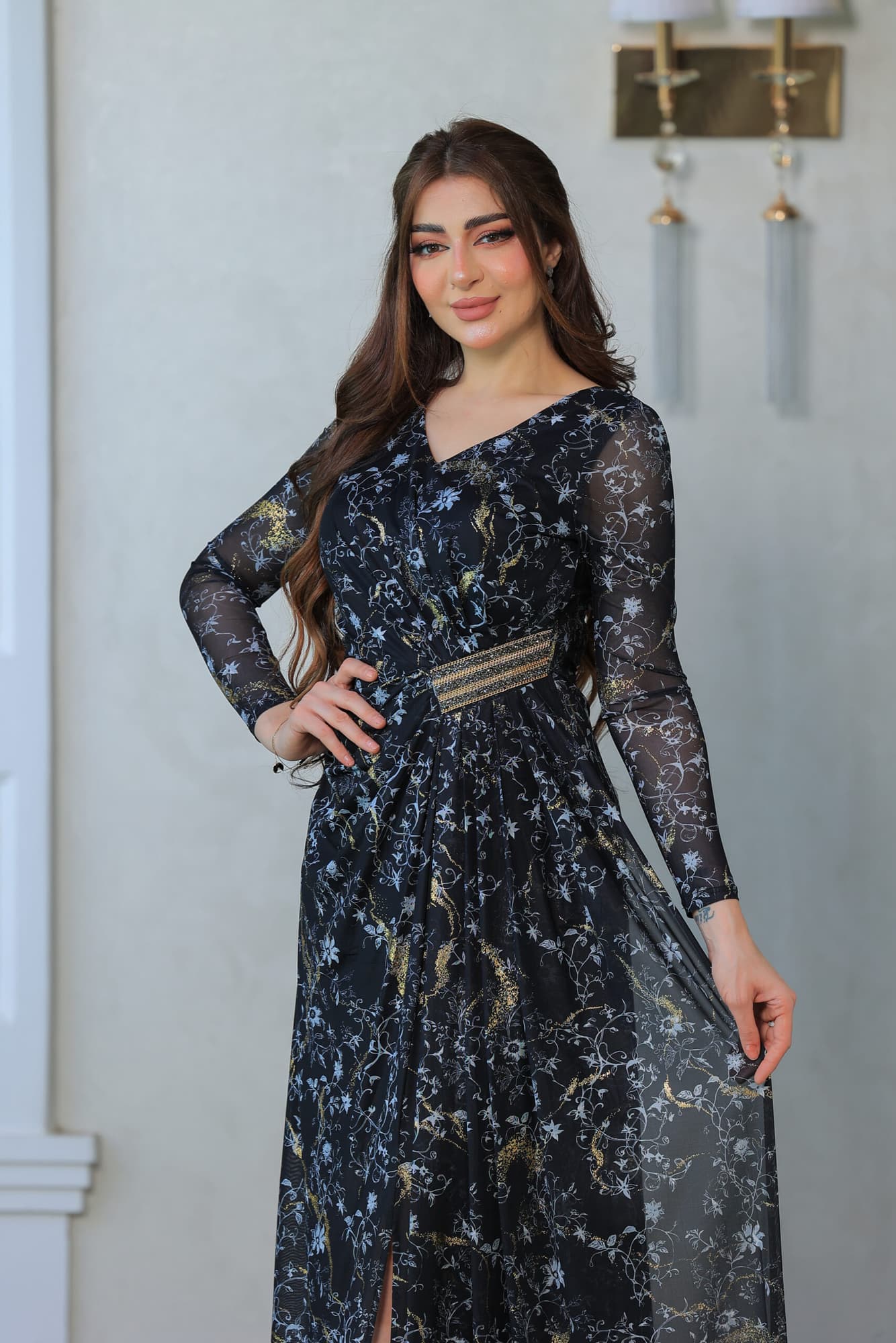 فستان أنيق بطبعات زهرية ولمسات ذهبية