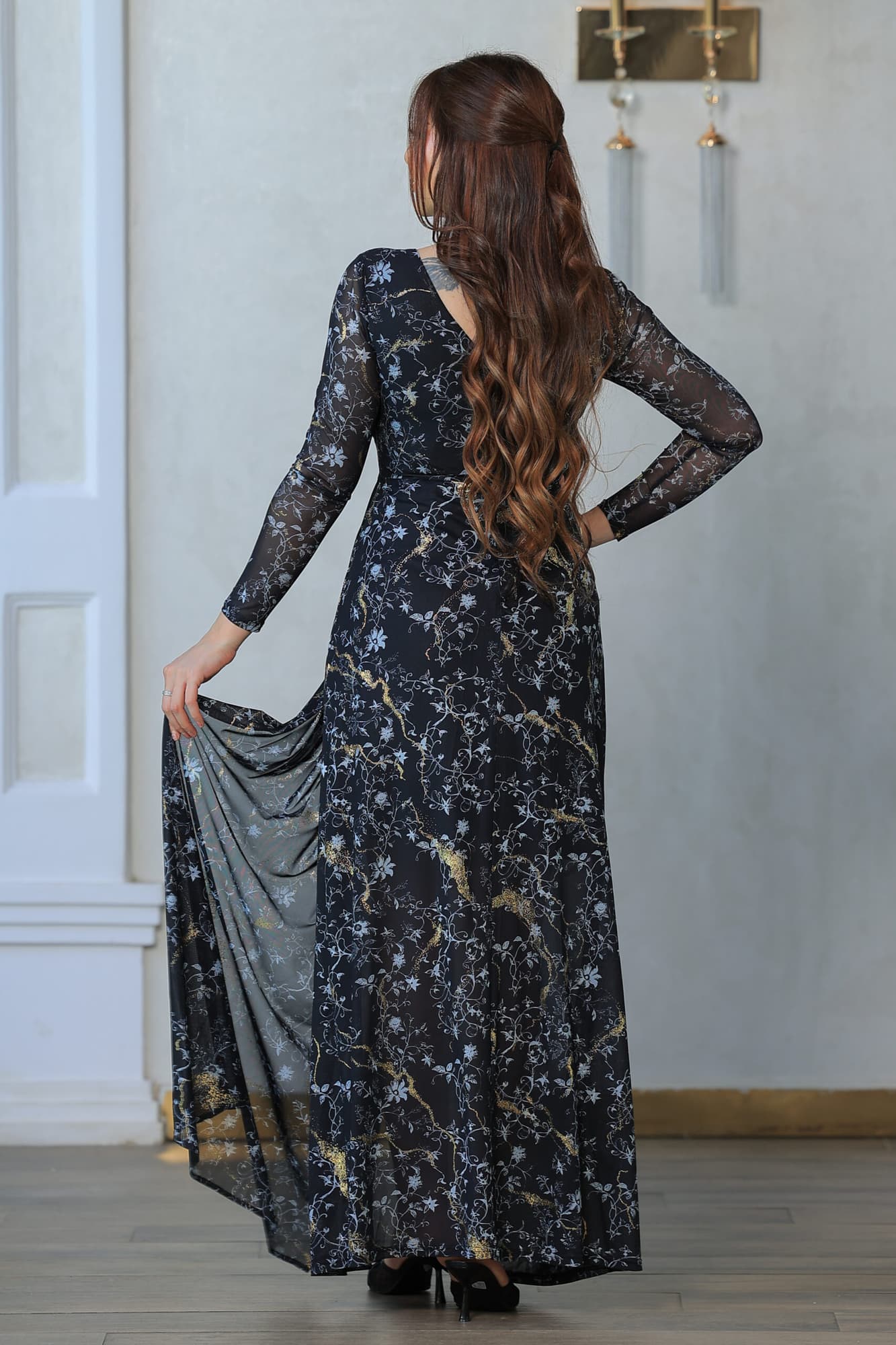 فستان أنيق بطبعات زهرية ولمسات ذهبية