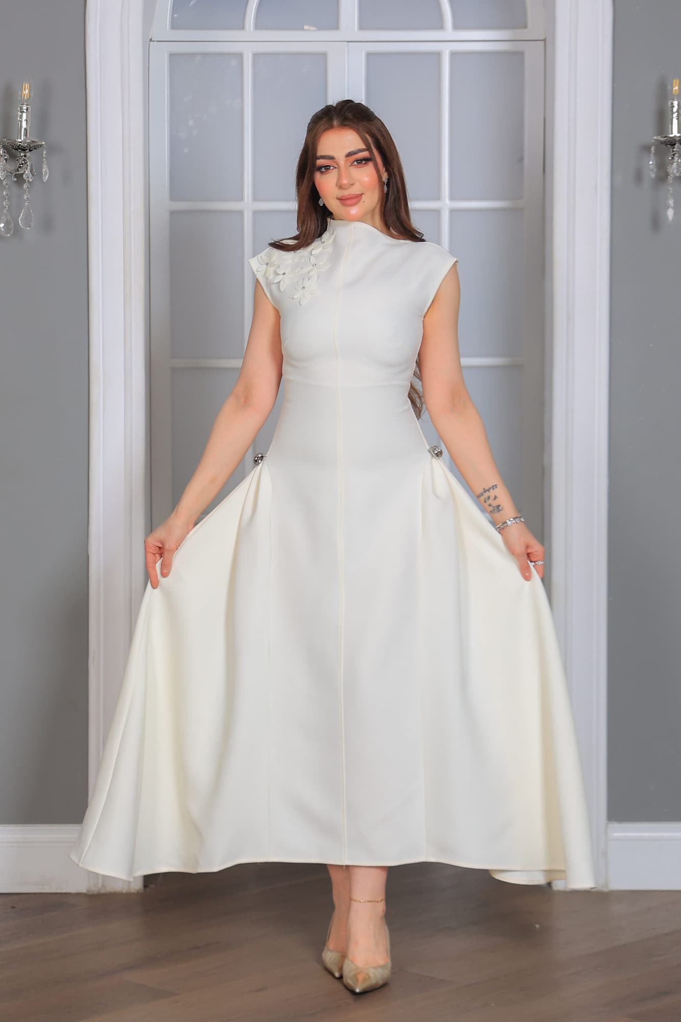 فستان ناعم بقصة مميزة مزين بورد