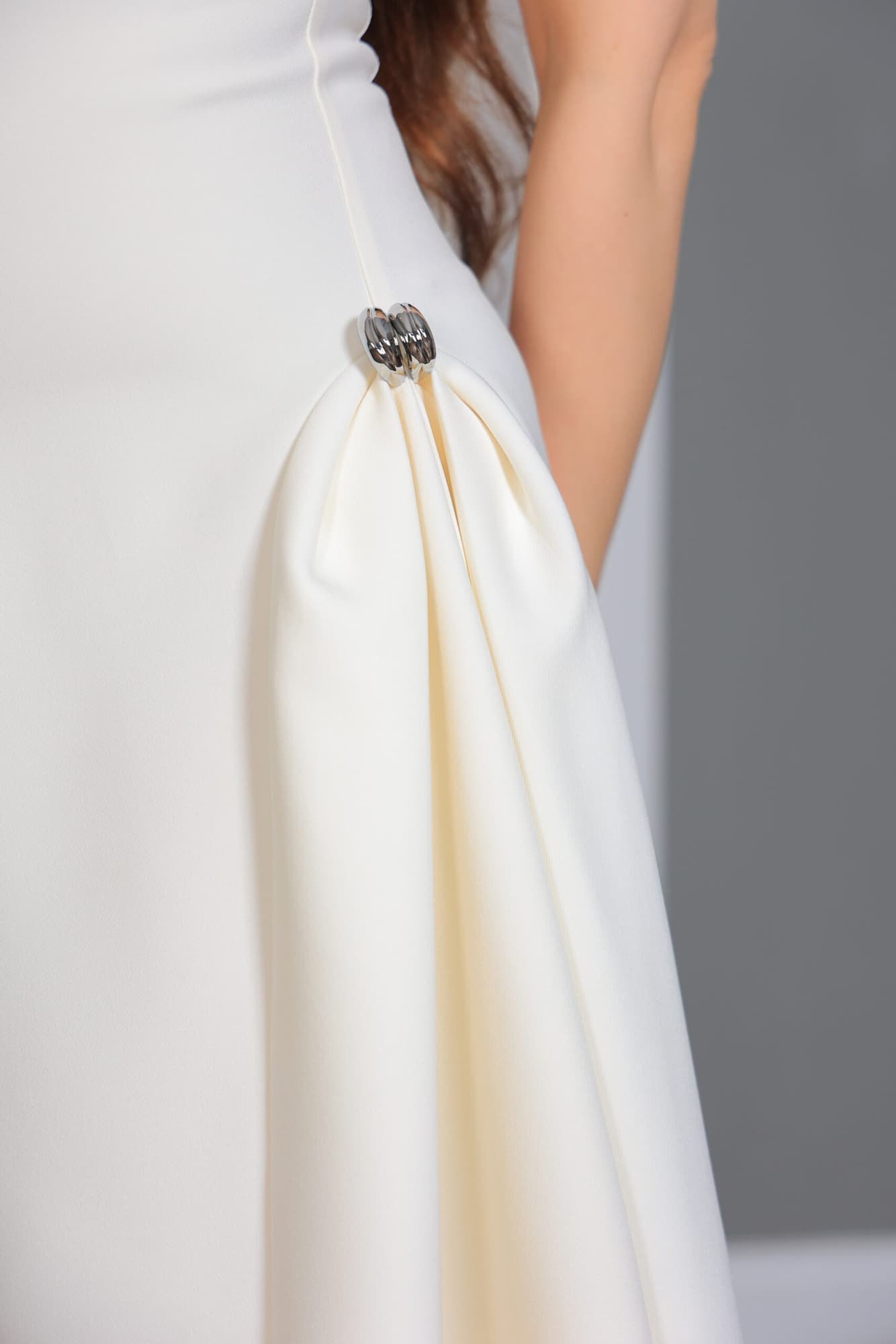 فستان ناعم بقصة مميزة مزين بورد