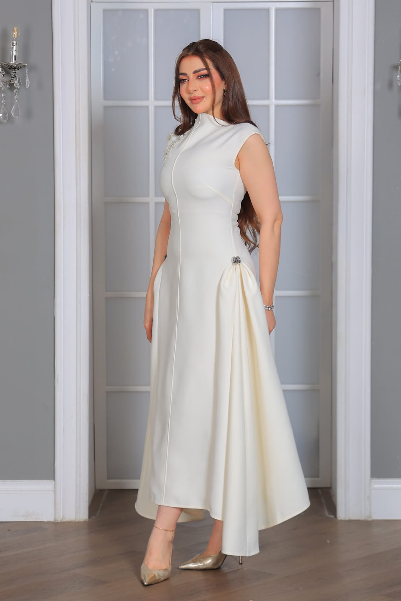 فستان ناعم بقصة مميزة مزين بورد