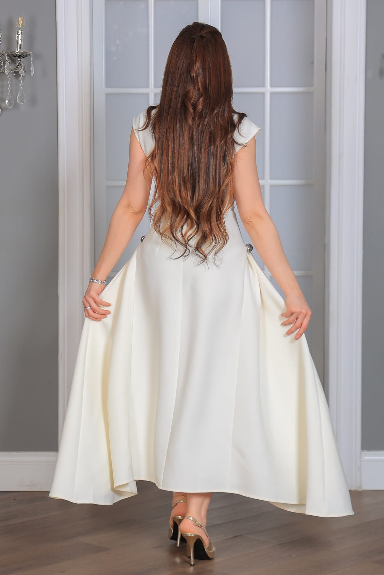 فستان ناعم بقصة مميزة مزين بورد