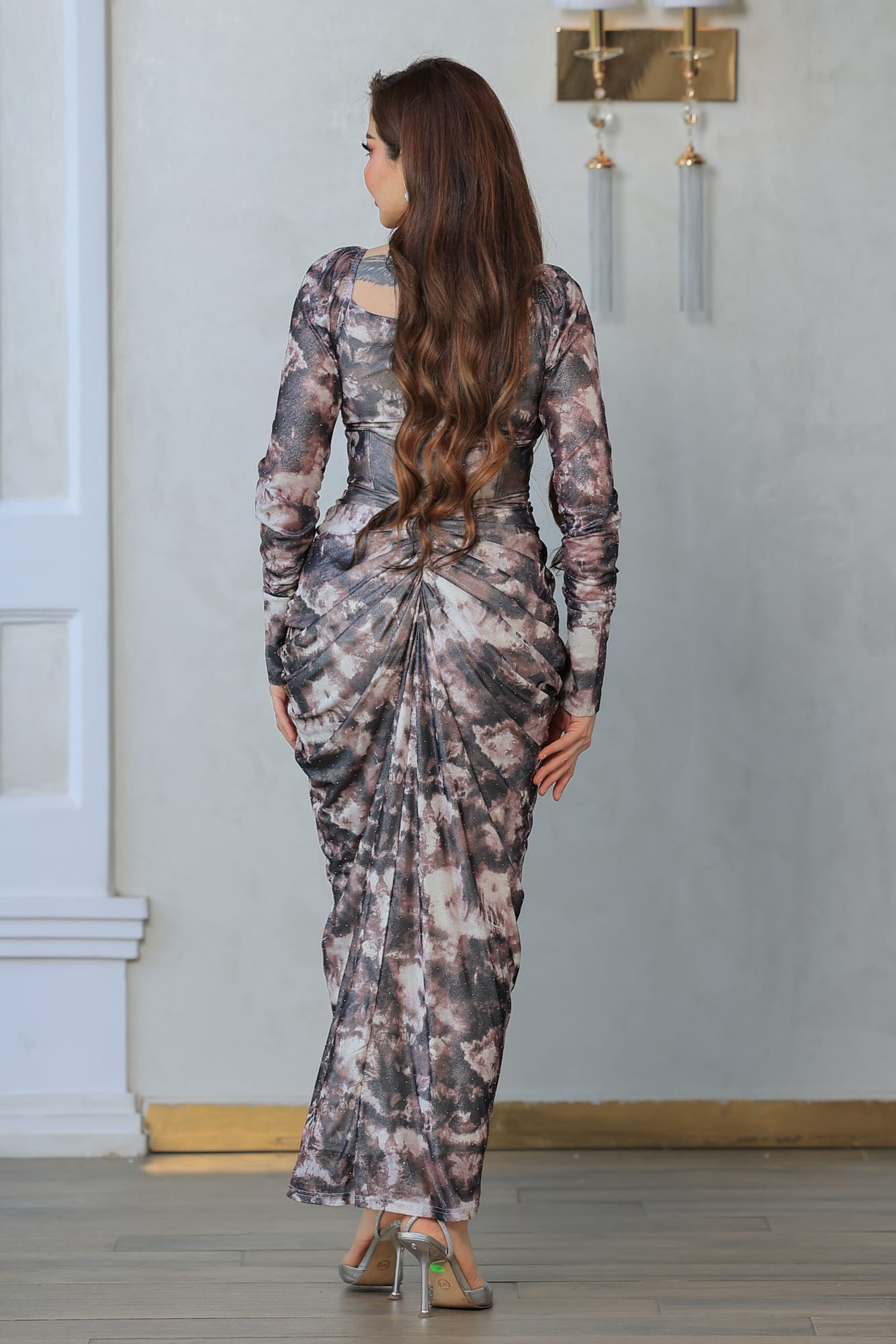 فستان أنيق طويل بأكمام طويلة بنقشة مموجه