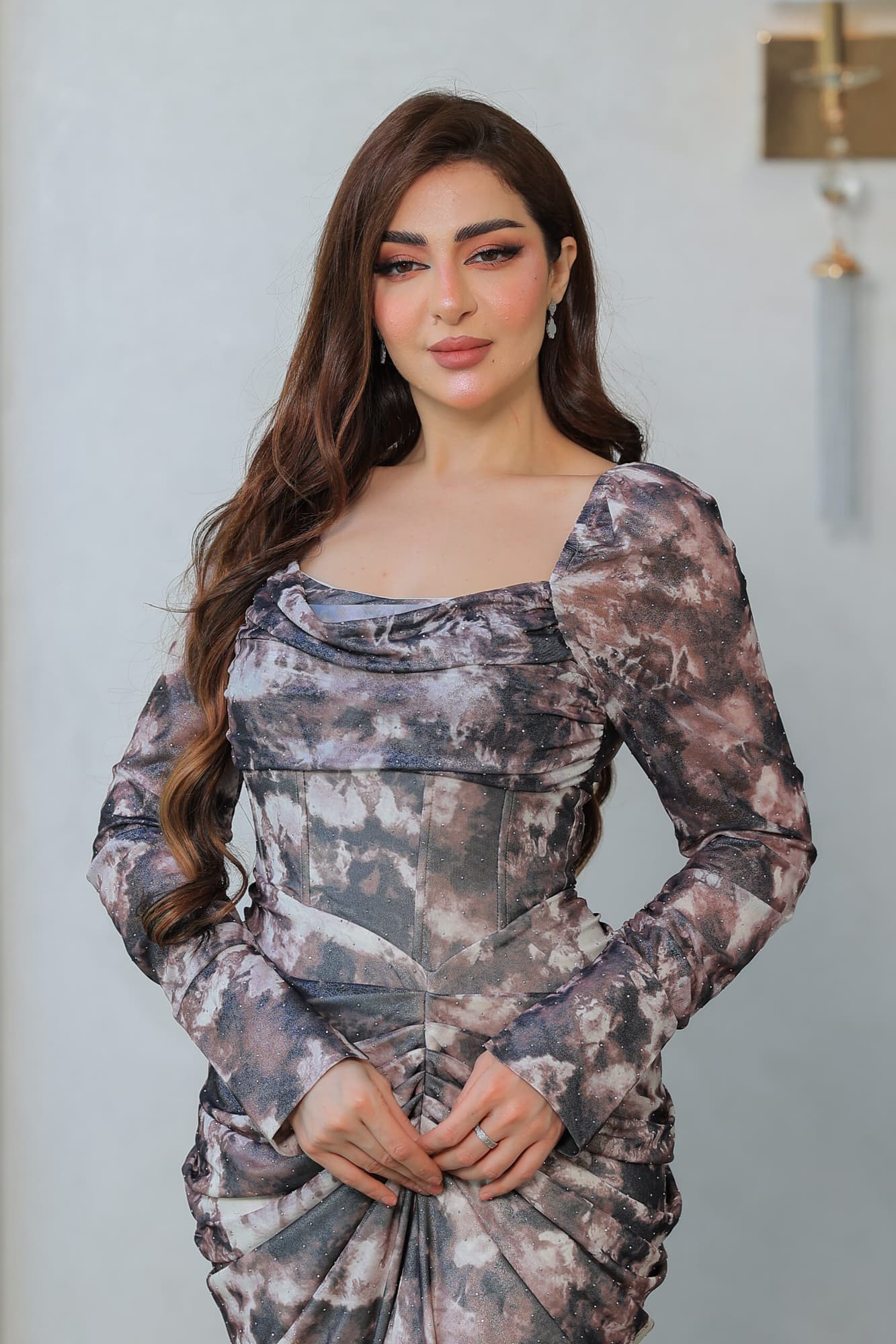 فستان أنيق طويل بأكمام طويلة بنقشة مموجه