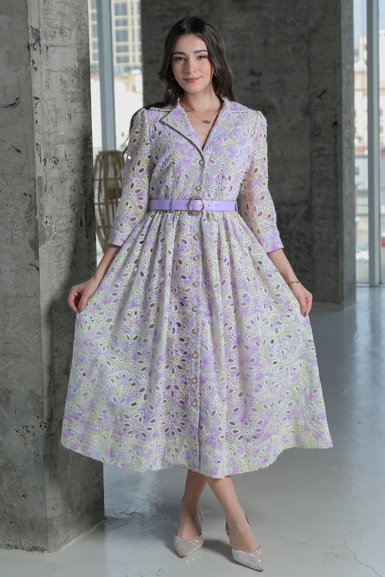 فستان بخياطه دانتيل بتفاصيل ناعمه