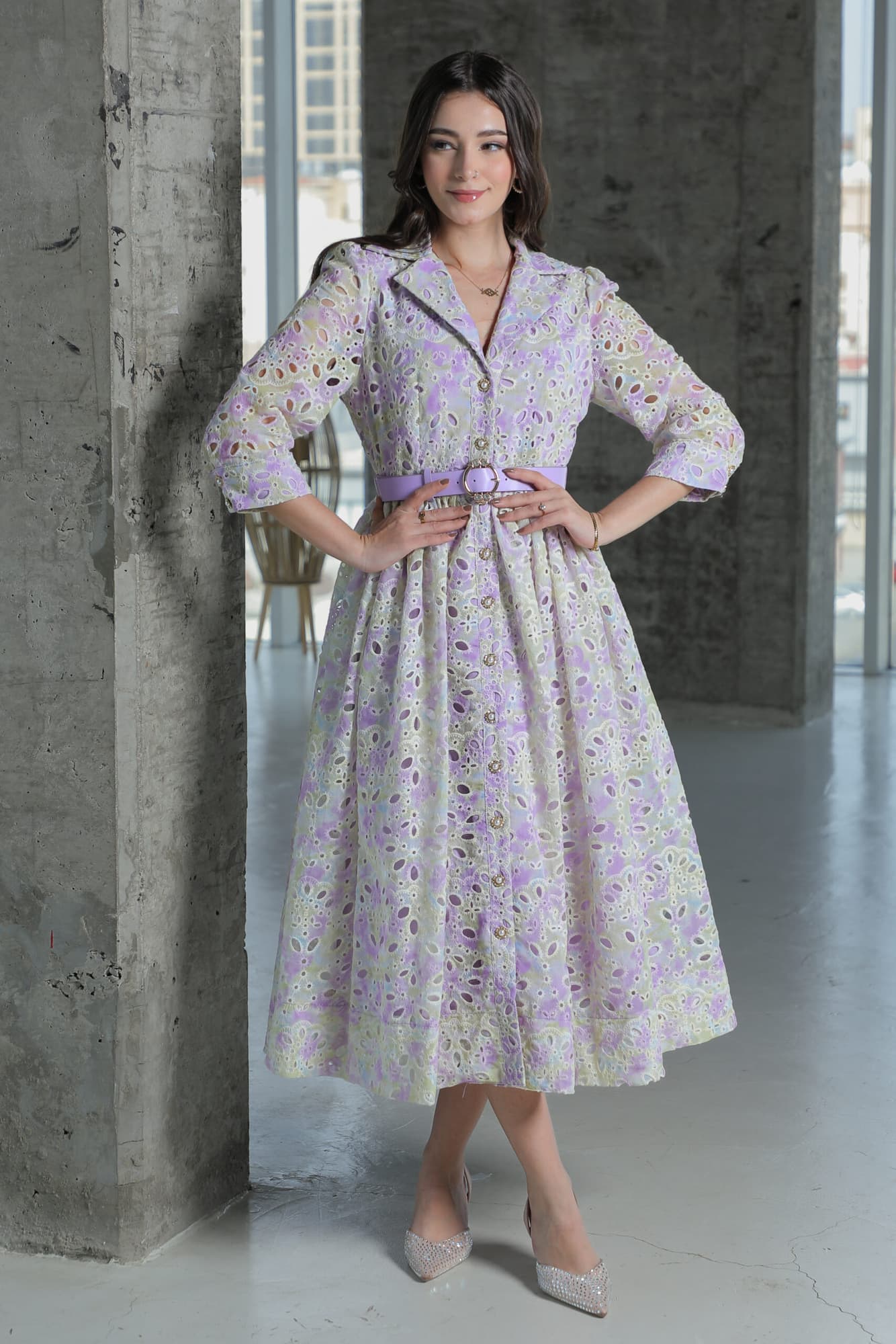 فستان بخياطه دانتيل بتفاصيل ناعمه