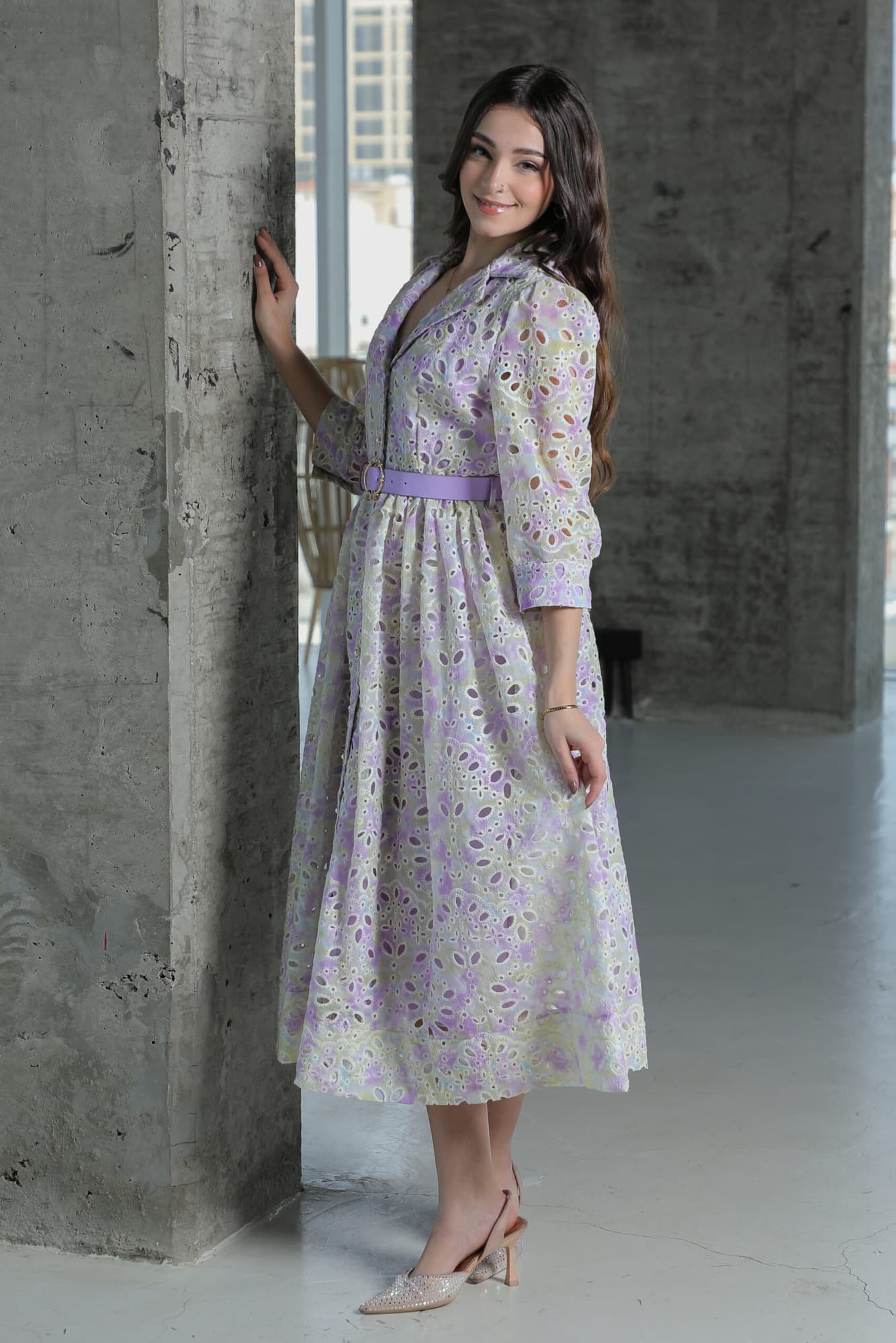 فستان بخياطه دانتيل بتفاصيل ناعمه