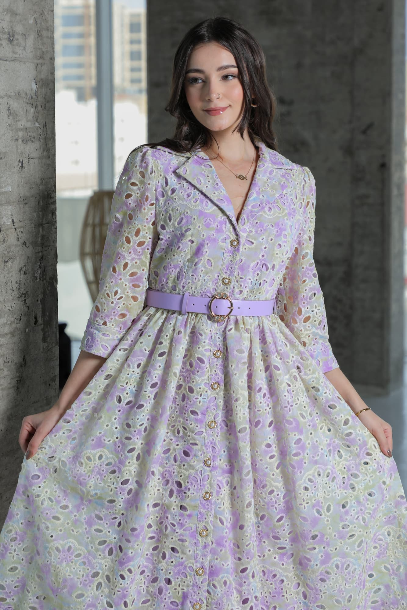 فستان بخياطه دانتيل بتفاصيل ناعمه