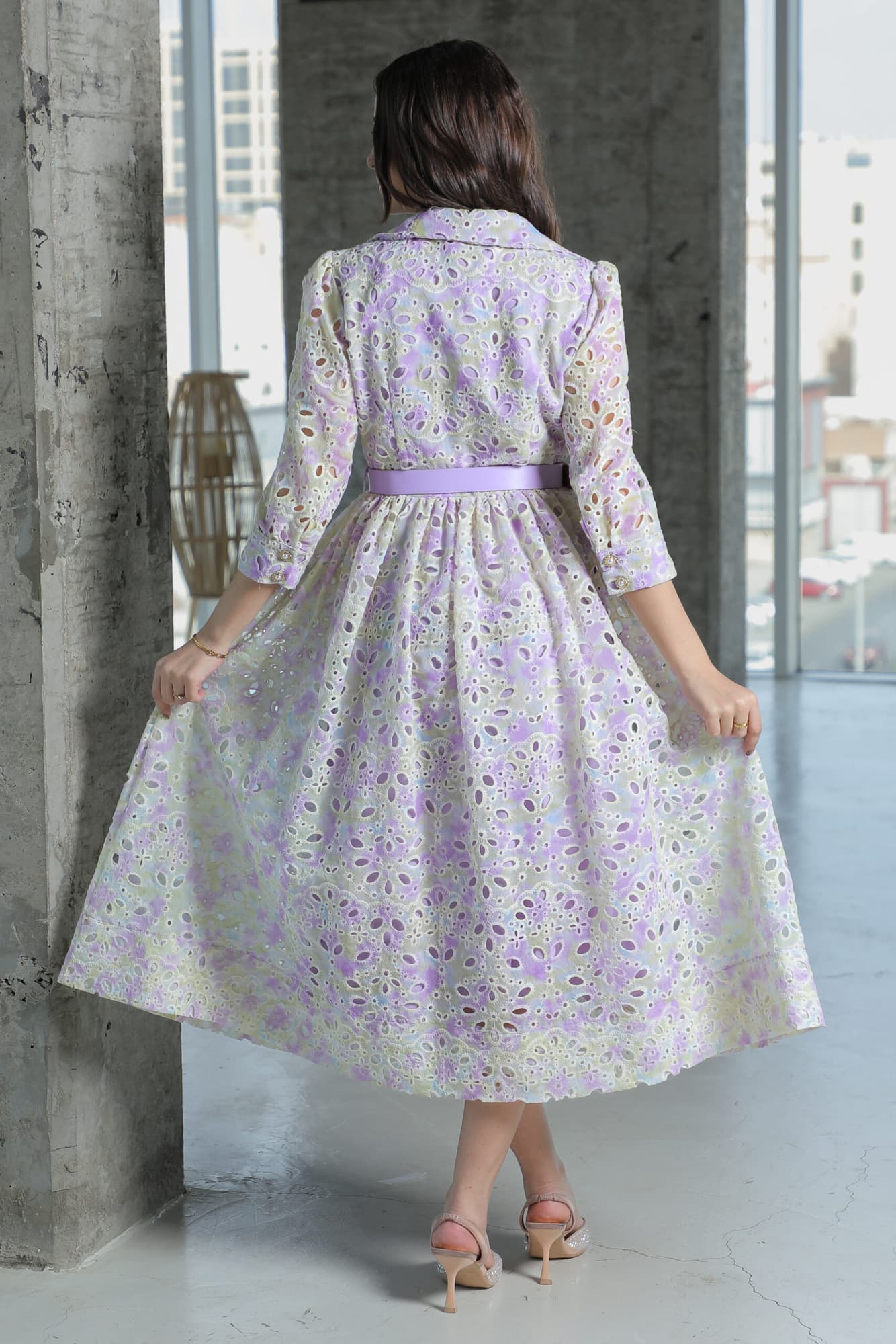 فستان بخياطه دانتيل بتفاصيل ناعمه