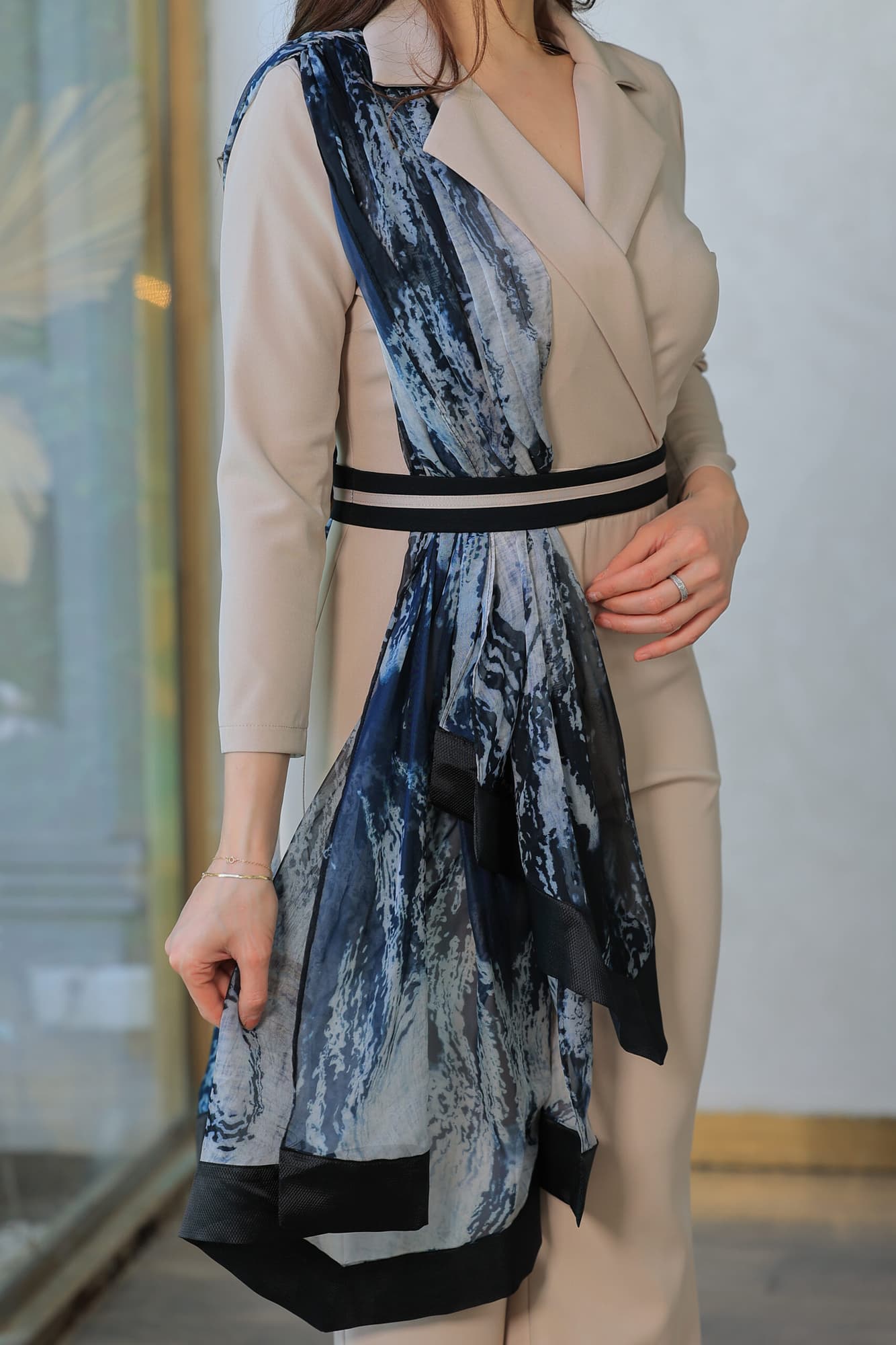 جمبسوت رسمي مع وشاح مزخرف ذات تصميم أنثوي أنيق بيج غامق