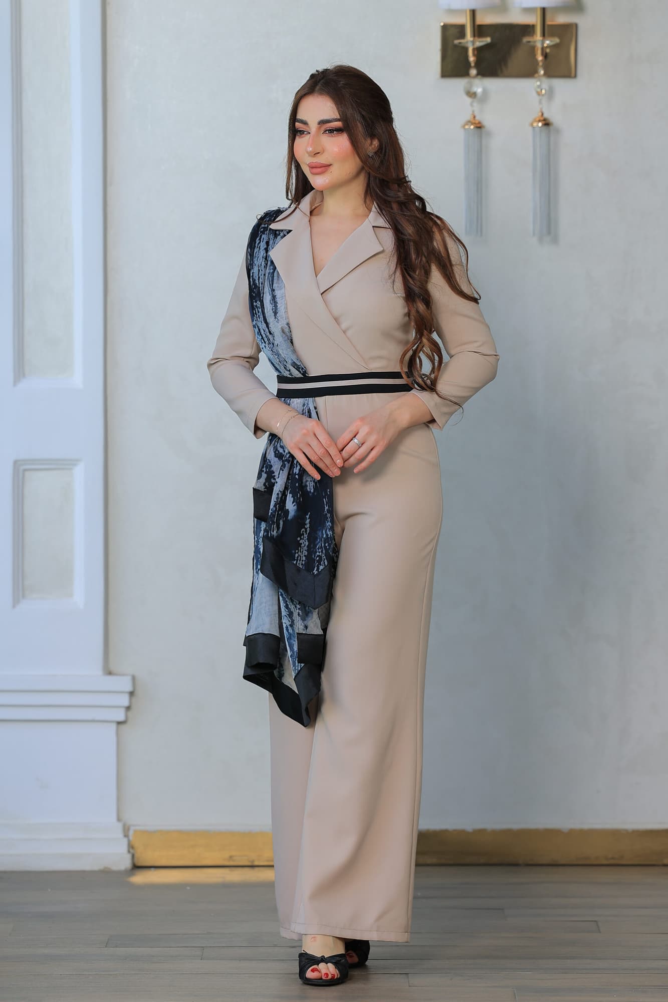 جمبسوت رسمي مع وشاح مزخرف ذات تصميم أنثوي أنيق