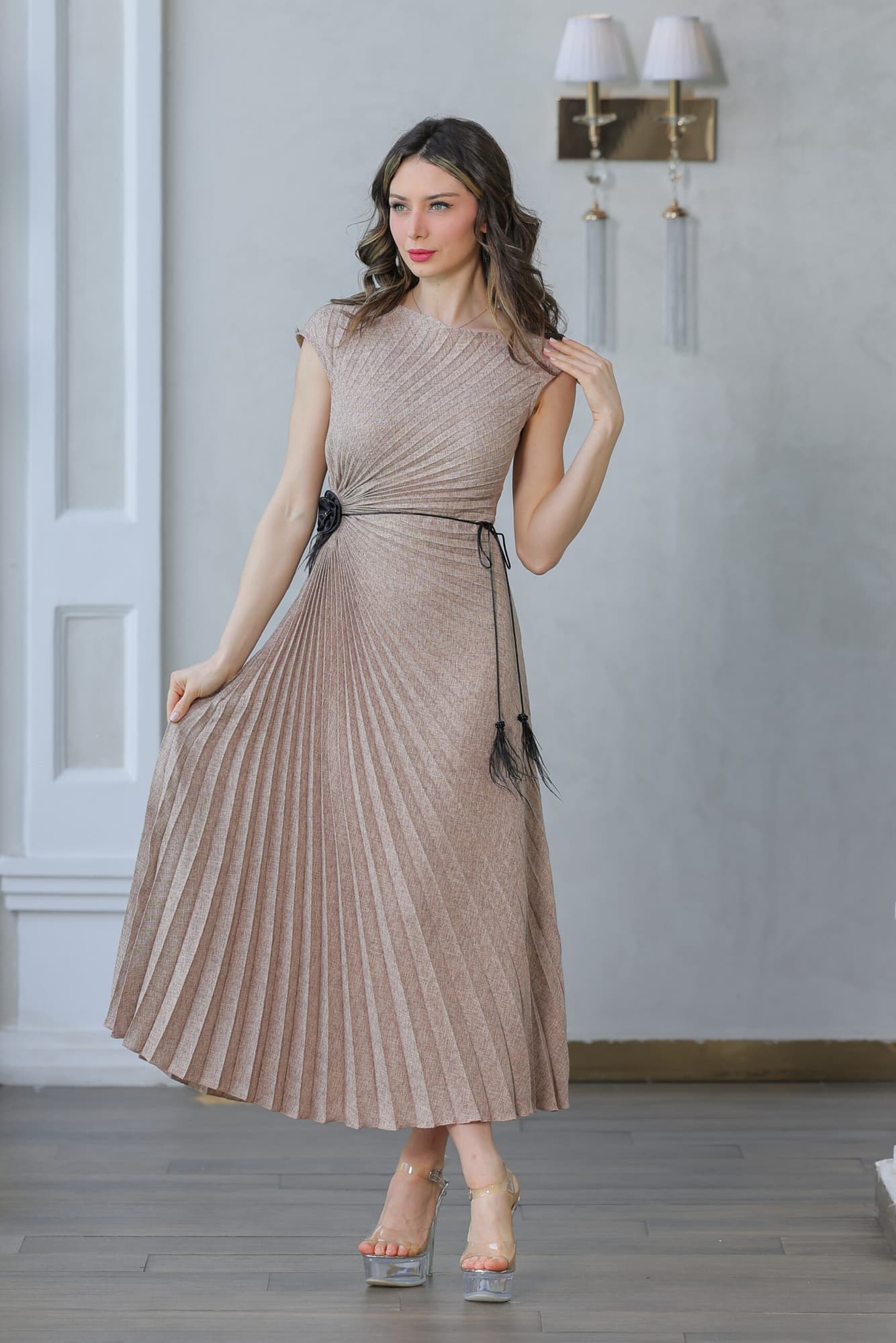 فستان كسرات بفتحة جانبيه مزينه بحزام اسود