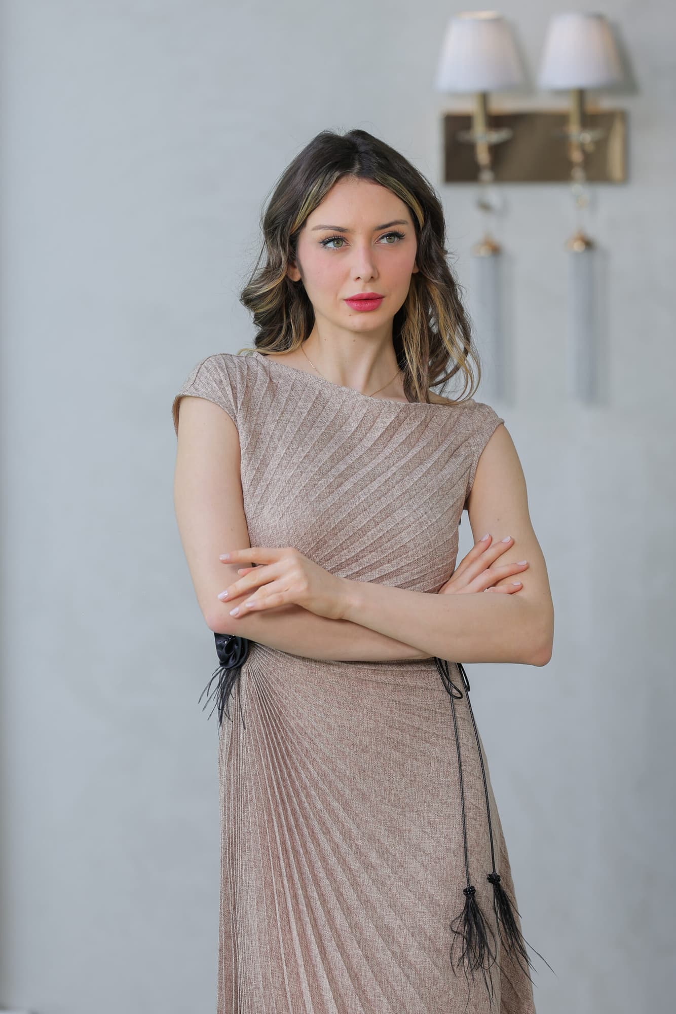 فستان كسرات بفتحة جانبيه مزينه بحزام اسود