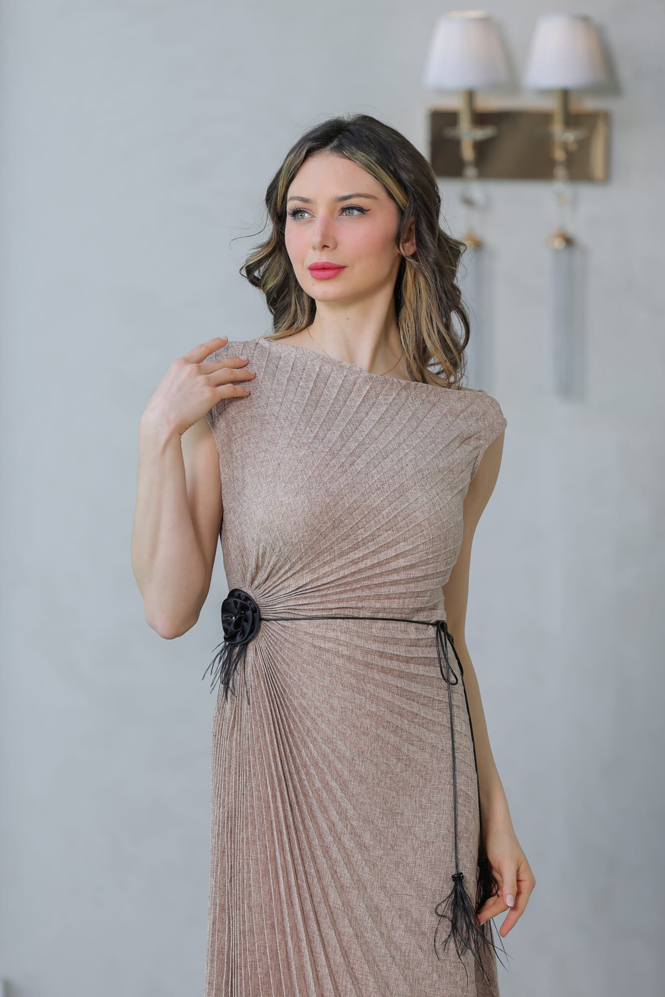 فستان كسرات بفتحة جانبيه مزينه بحزام اسود