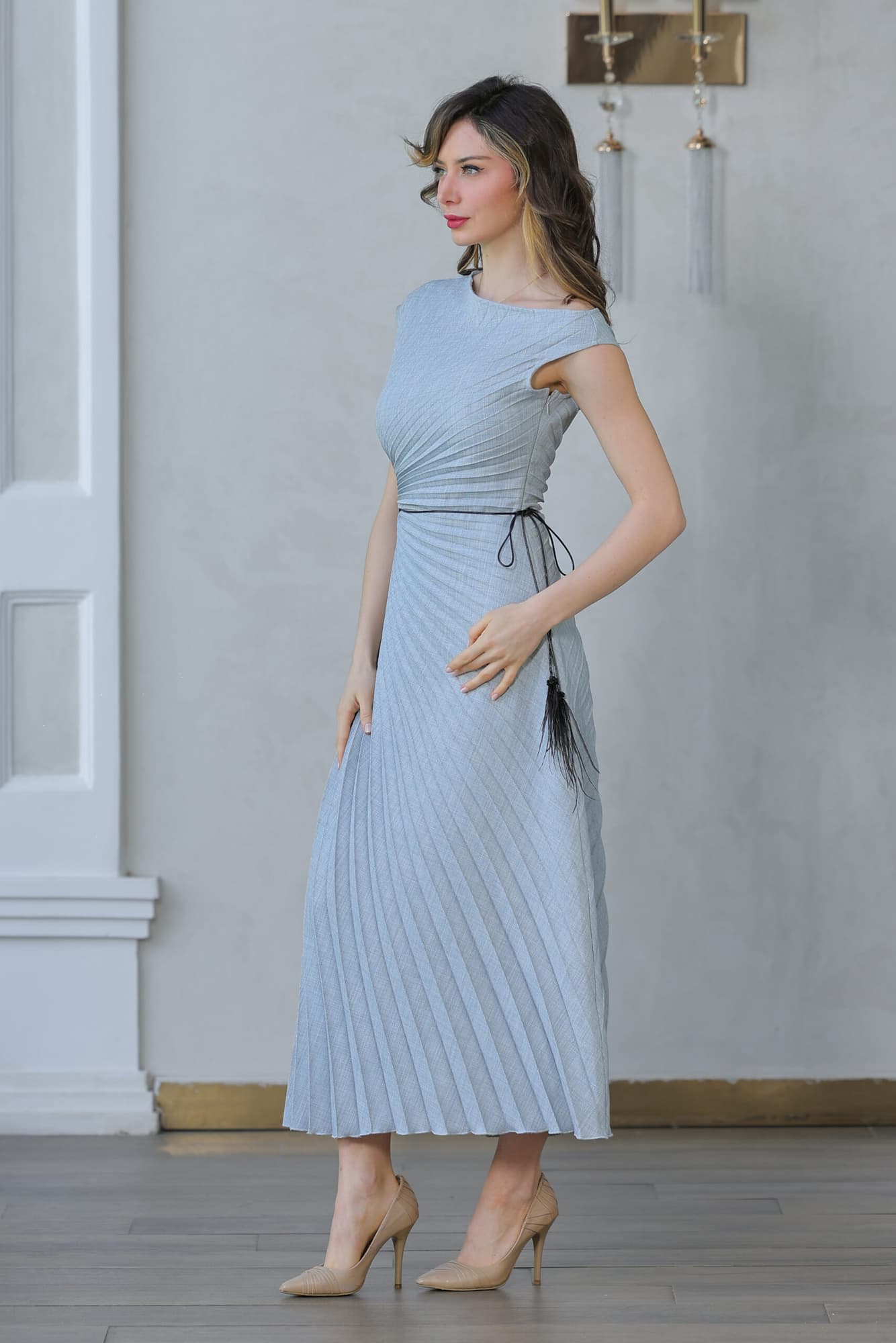 فستان كسرات بفتحة جانبيه مزينه بحزام اسود