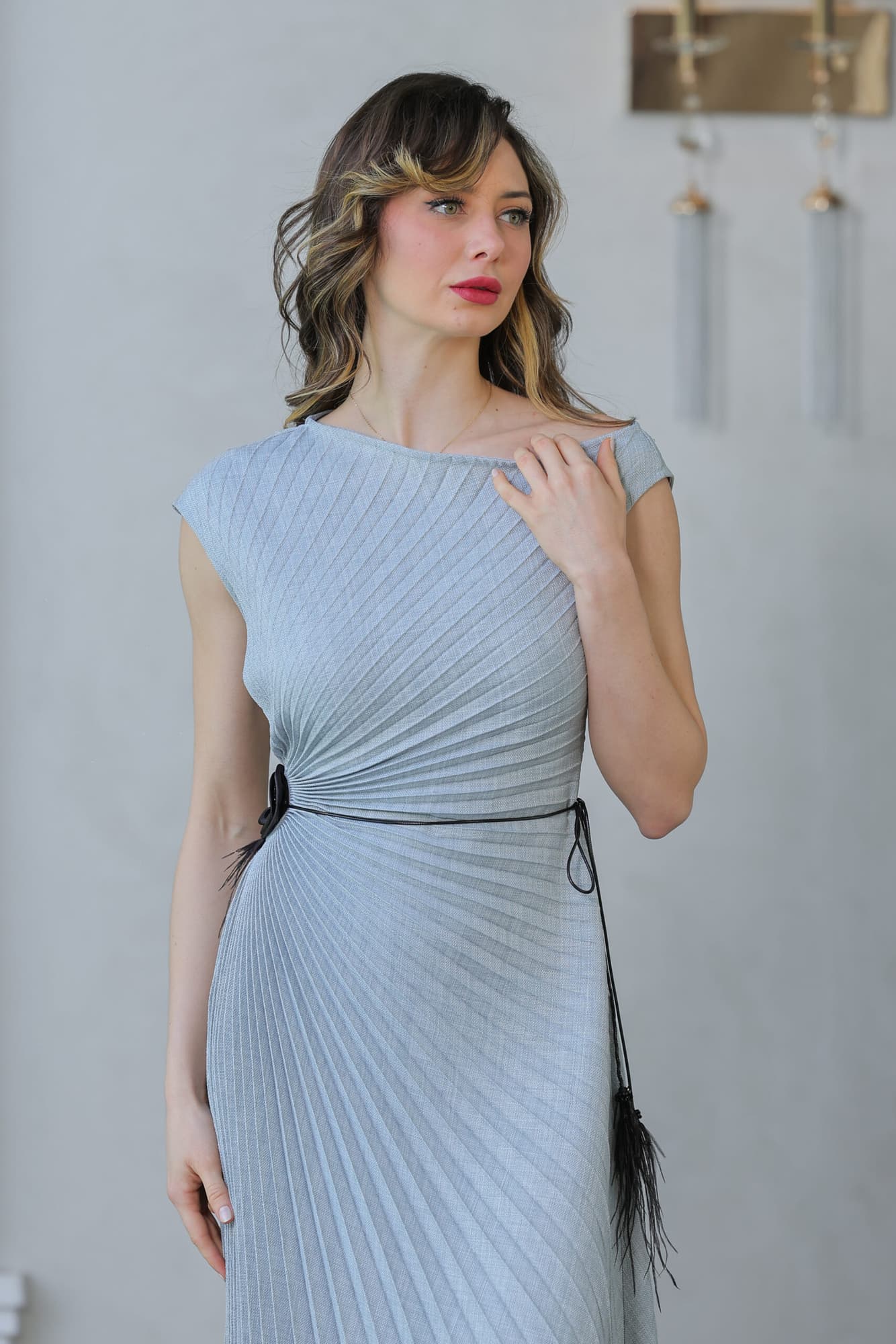 فستان كسرات بفتحة جانبيه مزينه بحزام اسود