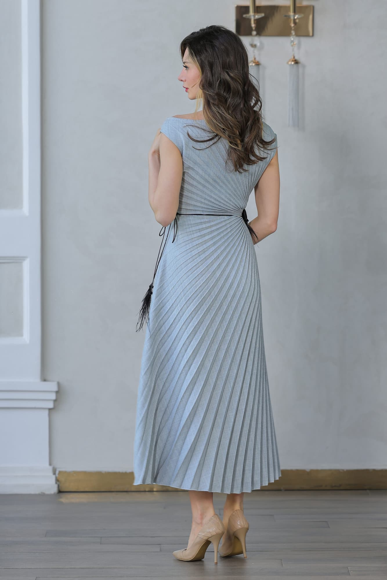 فستان كسرات بفتحة جانبيه مزينه بحزام اسود