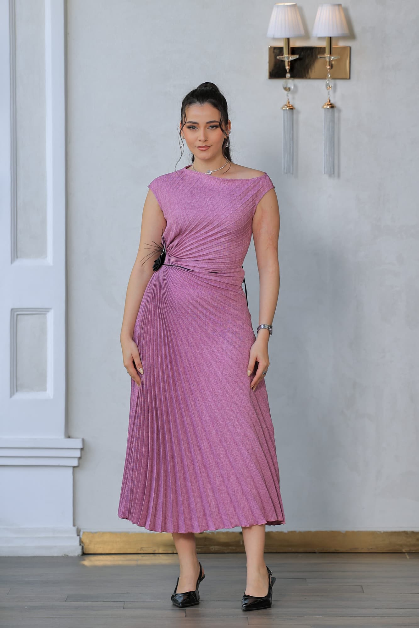 فستان كسرات بفتحة جانبيه مزينه بحزام اسود