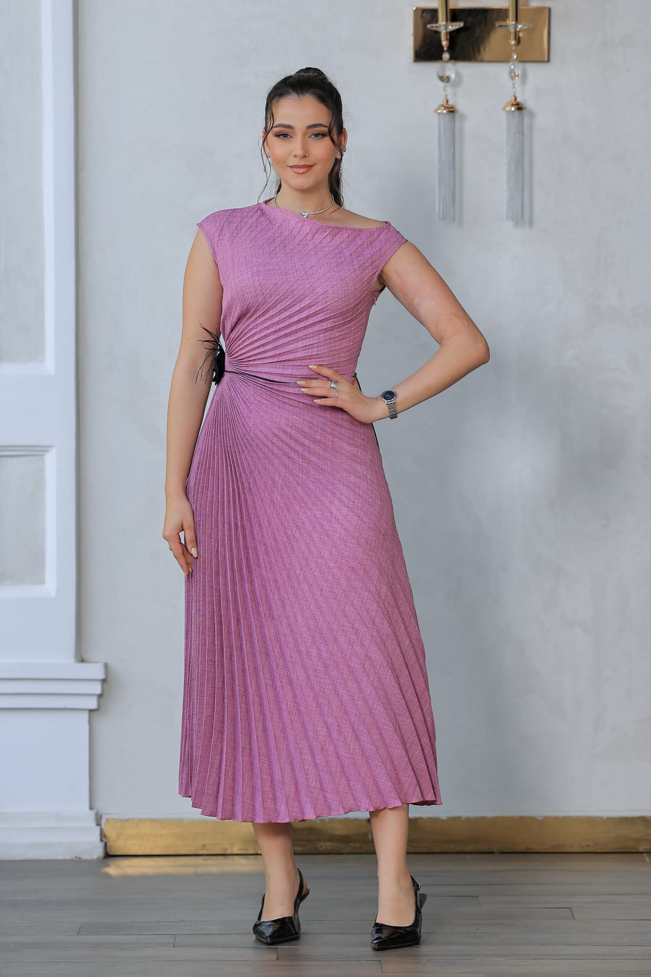 فستان كسرات بفتحة جانبيه مزينه بحزام اسود