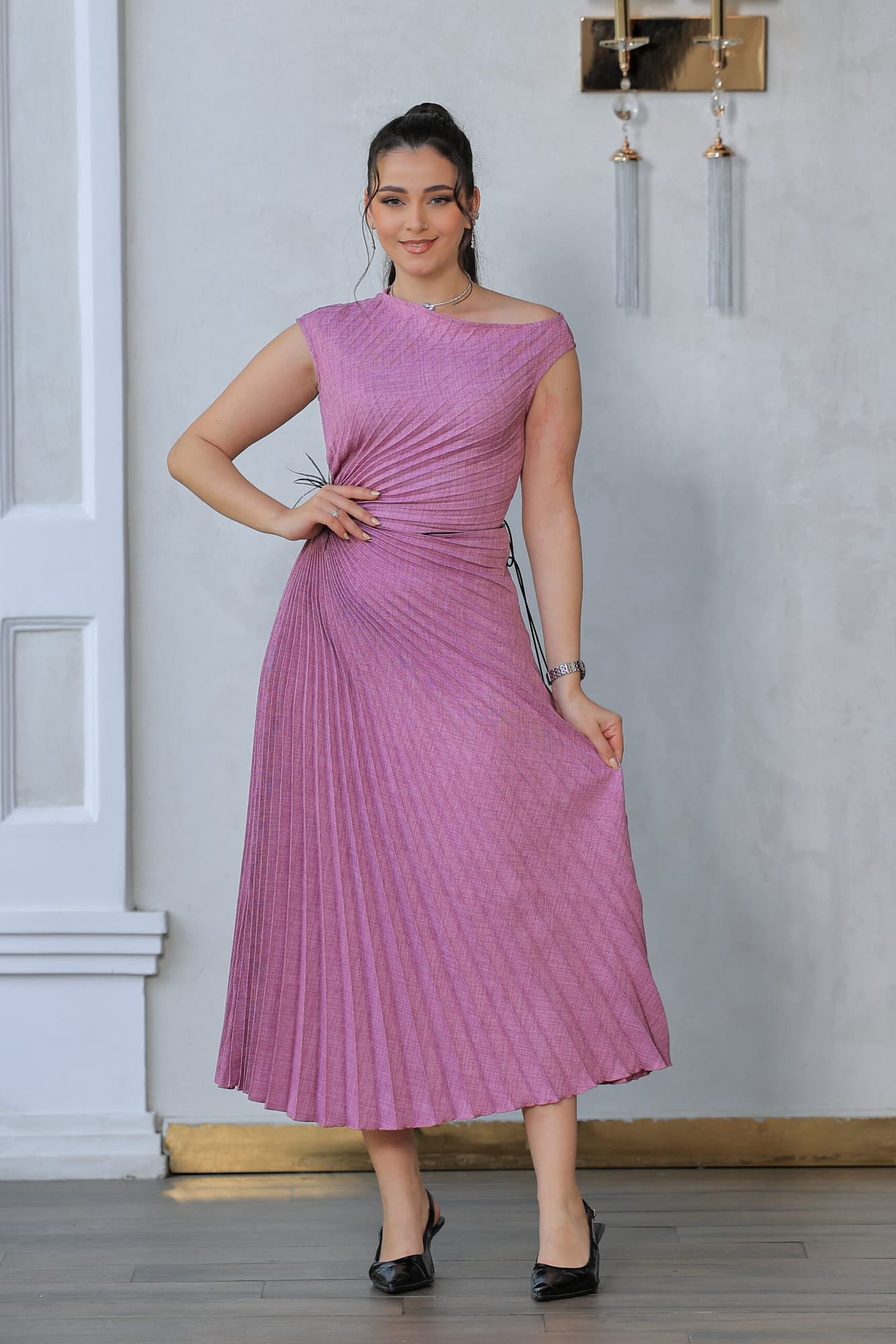 فستان كسرات بفتحة جانبيه مزينه بحزام اسود