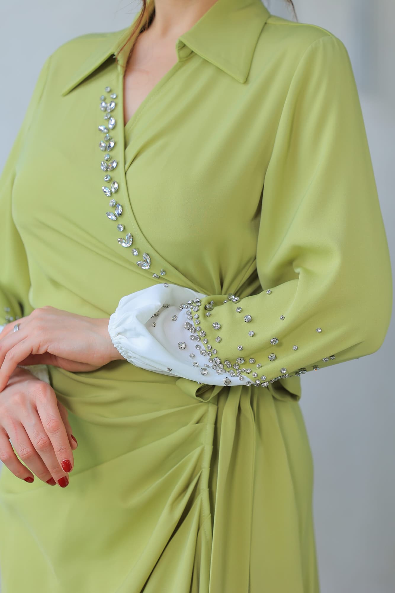 فستان ميدي ناعم بقصة لف عالجسم مع اكمام طويلة عشبي