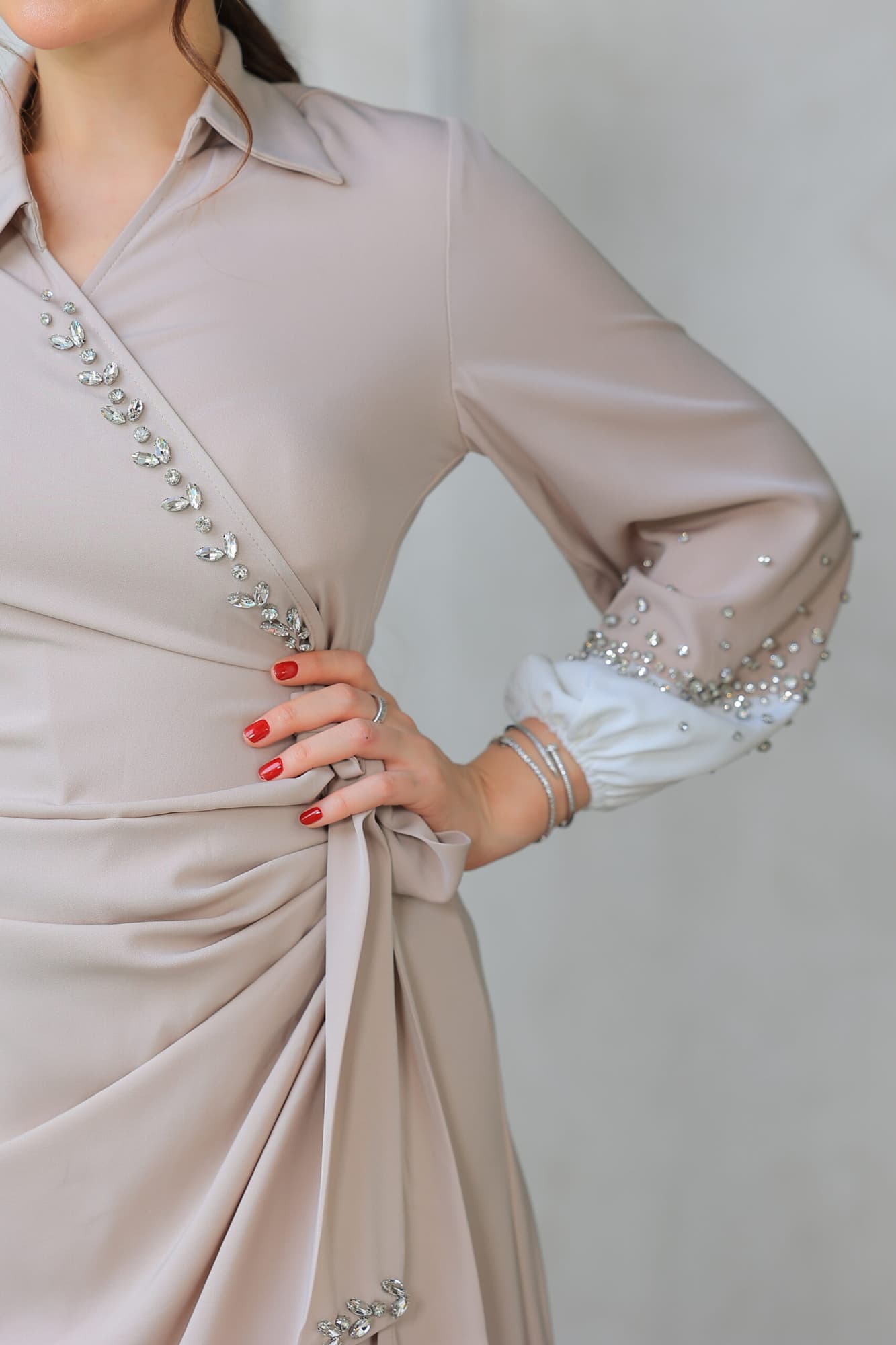 فستان ميدي ناعم بقصة لف عالجسم مع اكمام طويلة بيج