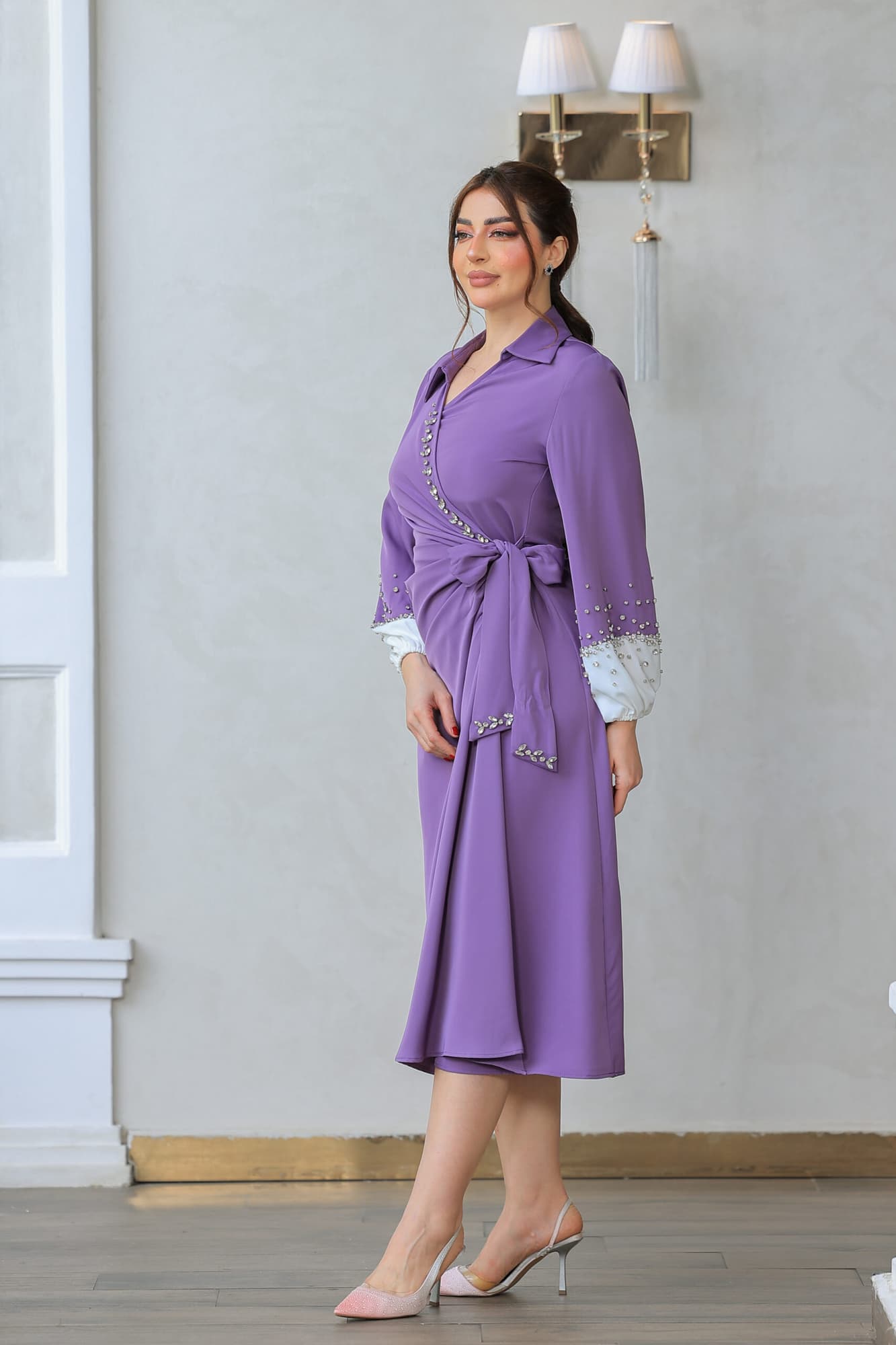 فستان ميدي ناعم بقصة لف عالجسم مع اكمام طويلة