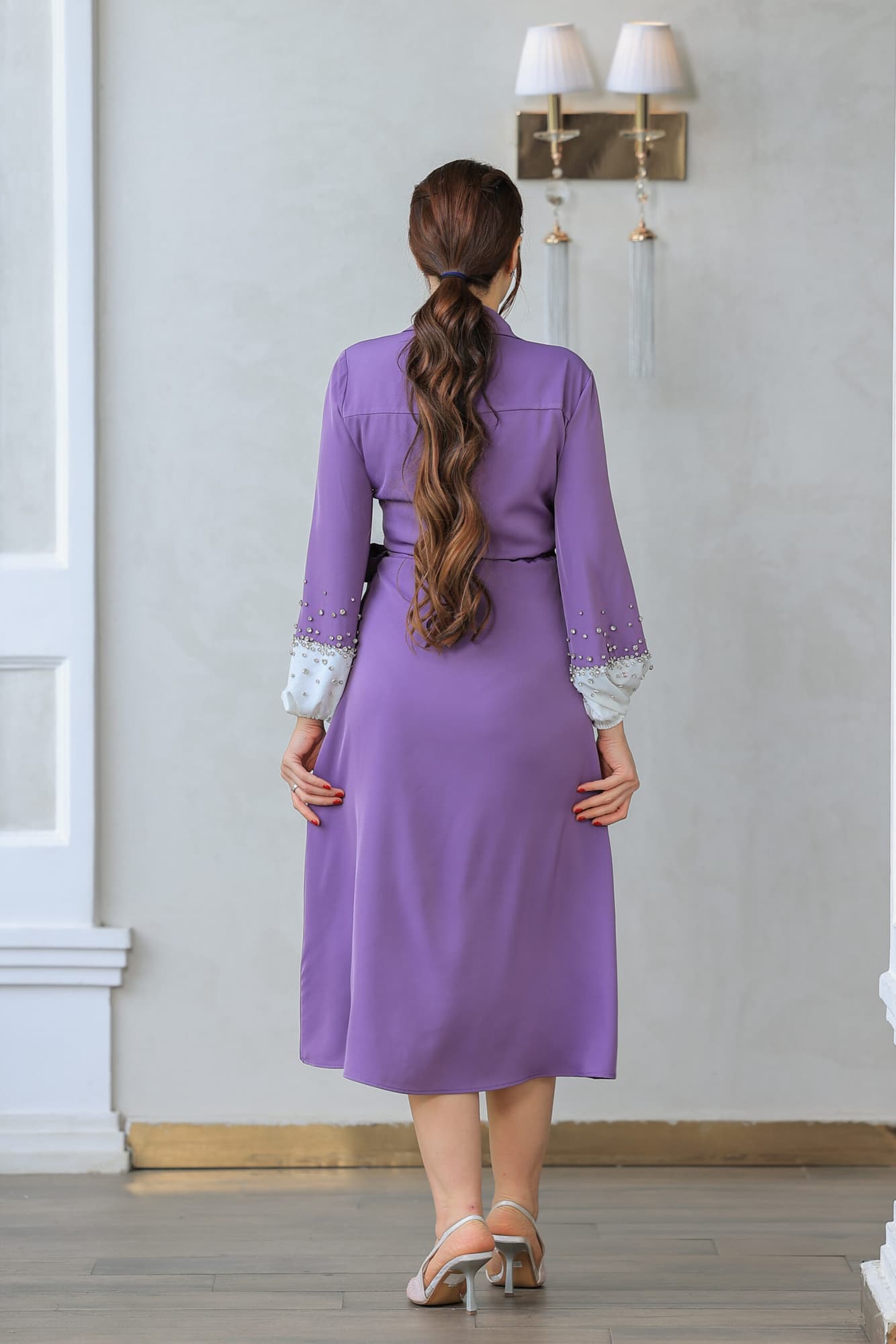 فستان ميدي ناعم بقصة لف عالجسم مع اكمام طويلة