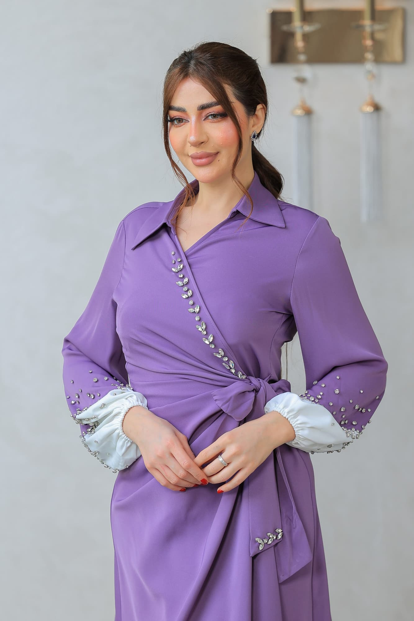 فستان ميدي ناعم بقصة لف عالجسم مع اكمام طويلة