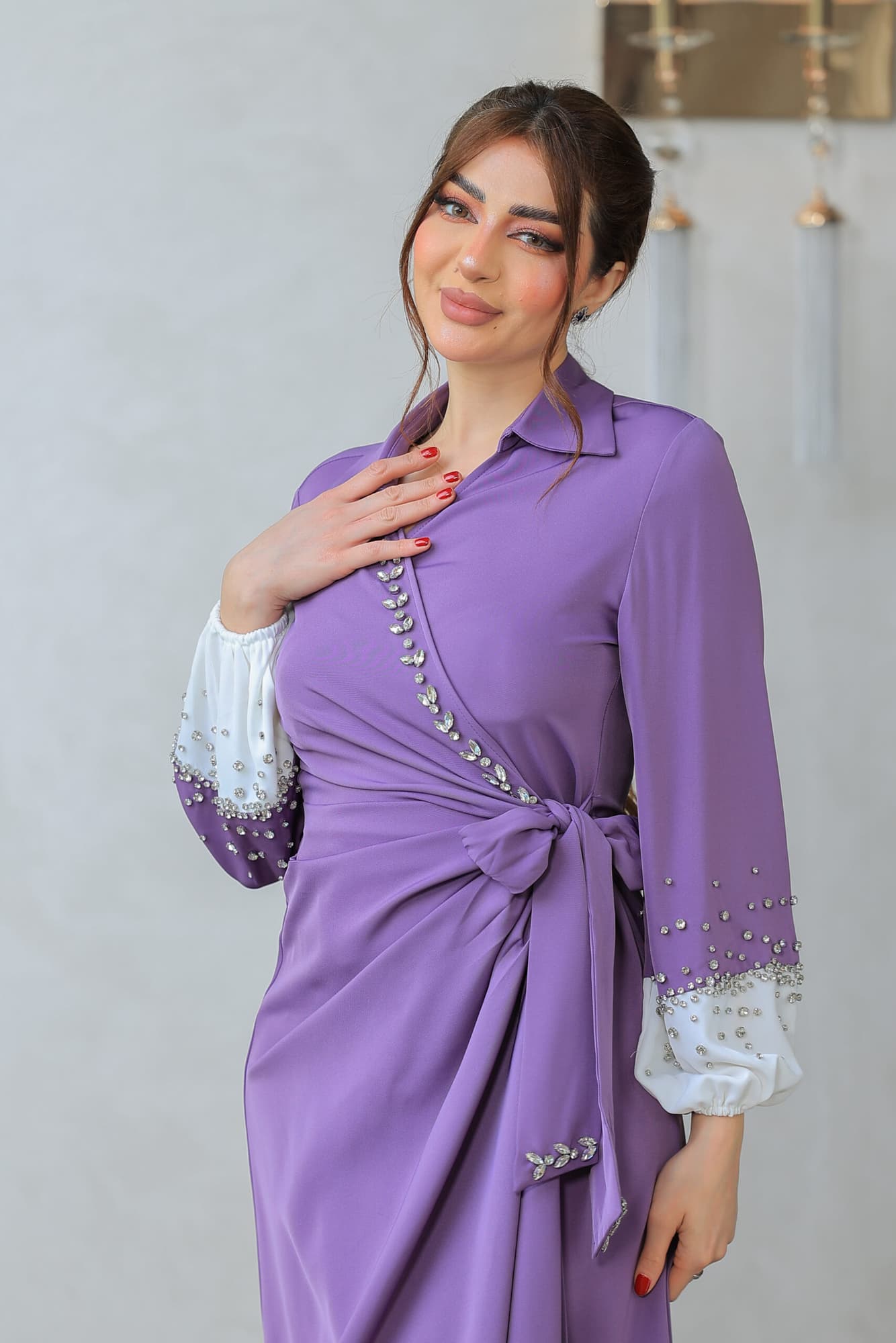 فستان ميدي ناعم بقصة لف عالجسم مع اكمام طويلة