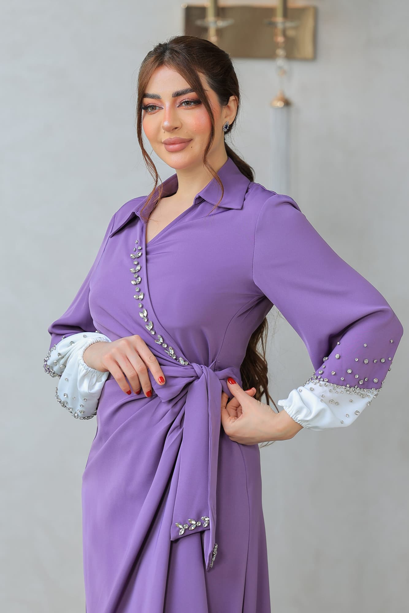 فستان ميدي ناعم بقصة لف عالجسم مع اكمام طويلة