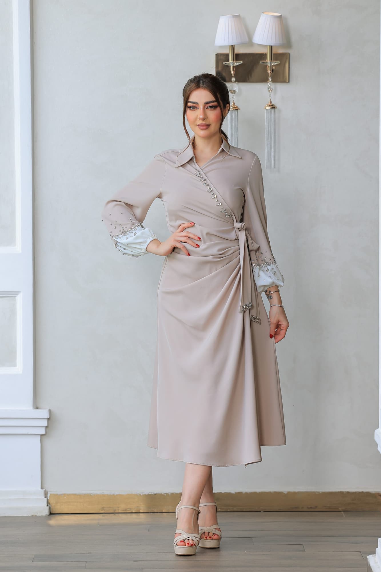 فستان ميدي ناعم بقصة لف عالجسم مع اكمام طويلة