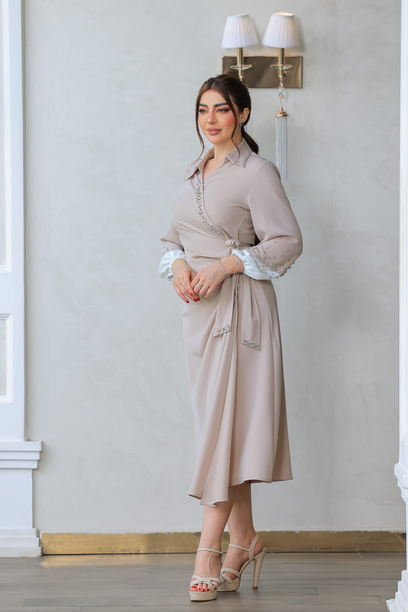 فستان ميدي ناعم بقصة لف عالجسم مع اكمام طويلة