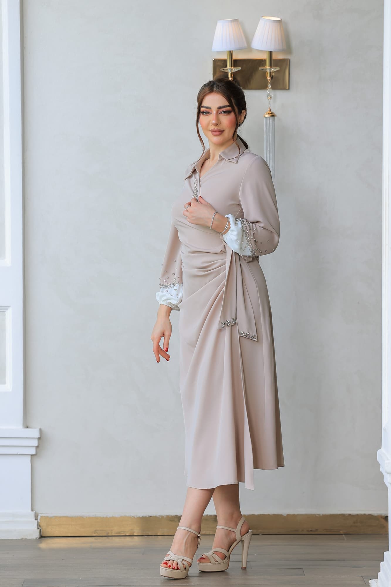 فستان ميدي ناعم بقصة لف عالجسم مع اكمام طويلة