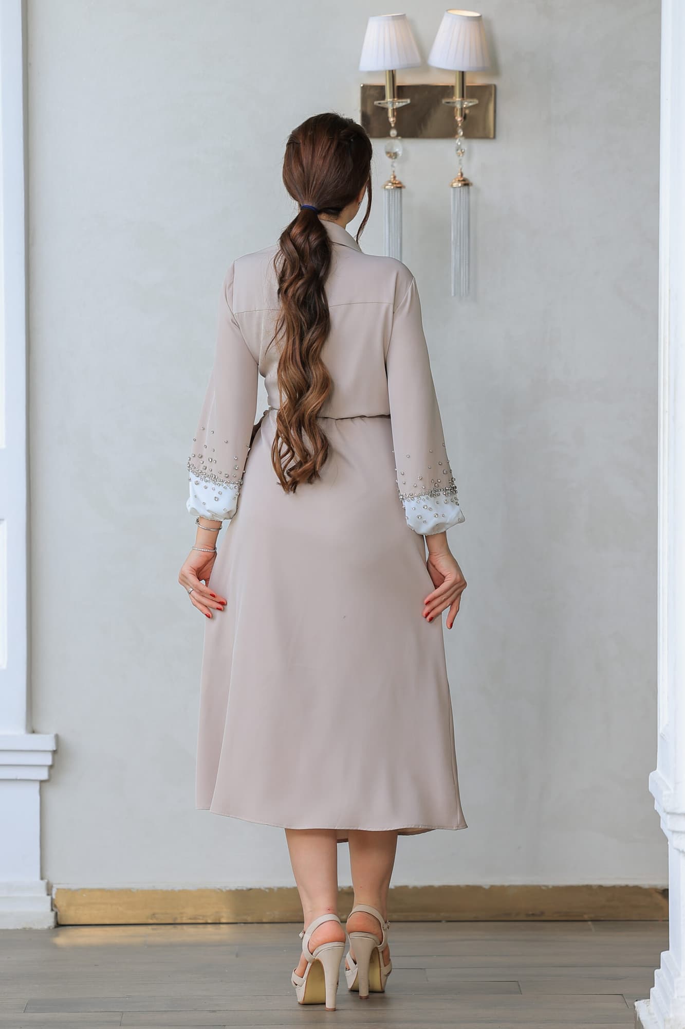 فستان ميدي ناعم بقصة لف عالجسم مع اكمام طويلة