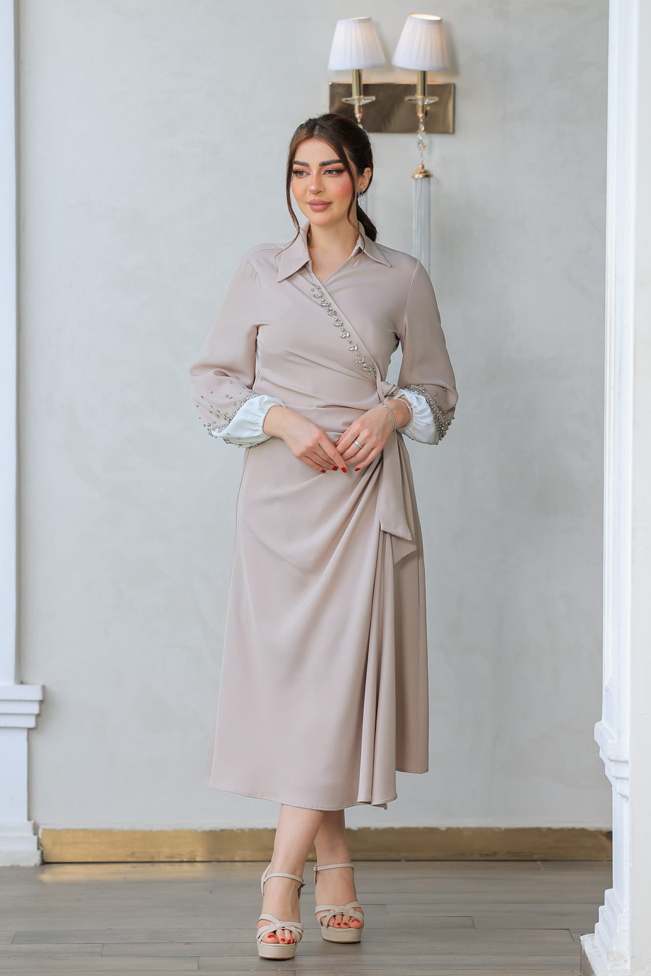 فستان ميدي ناعم بقصة لف عالجسم مع اكمام طويلة