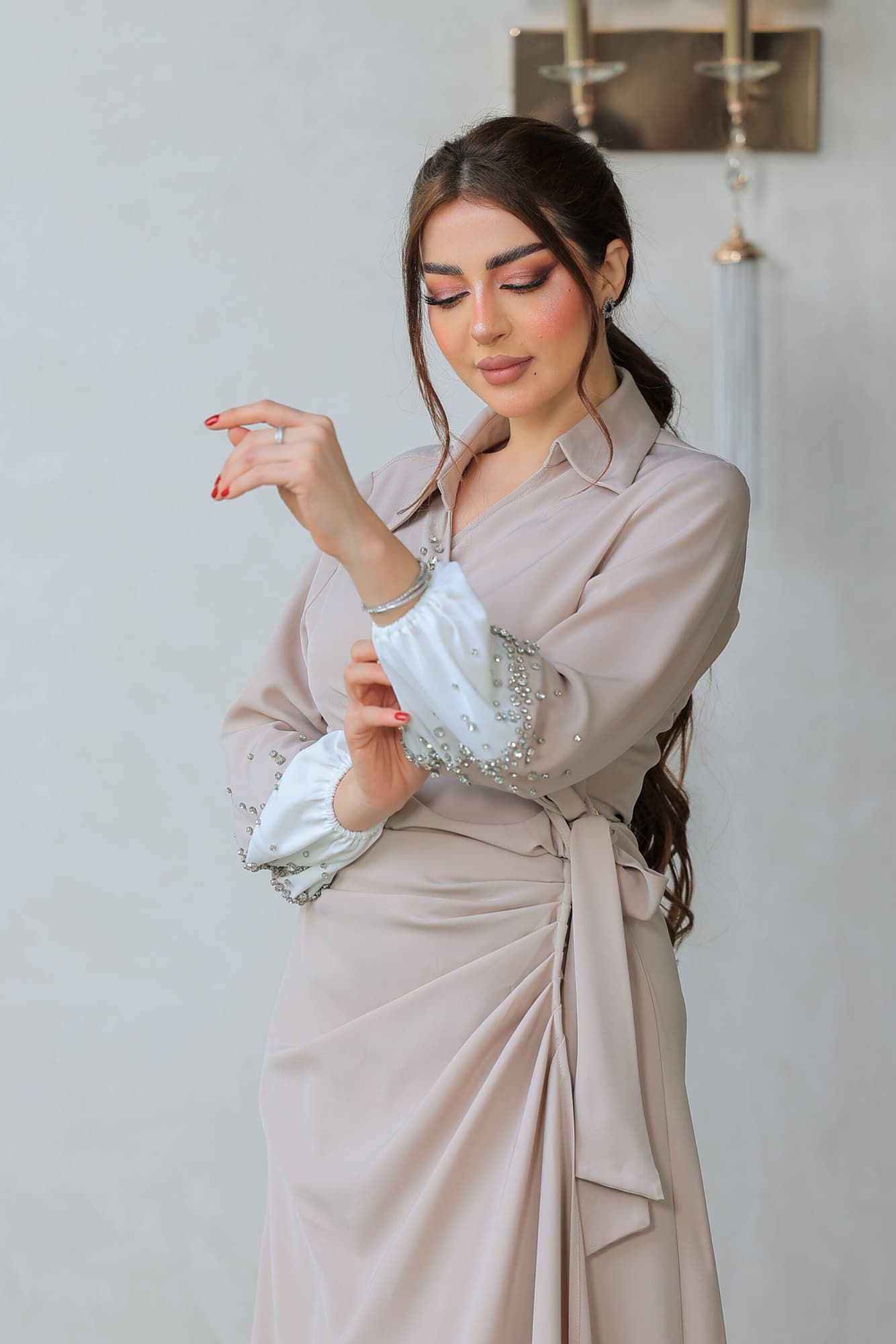 فستان ميدي ناعم بقصة لف عالجسم مع اكمام طويلة