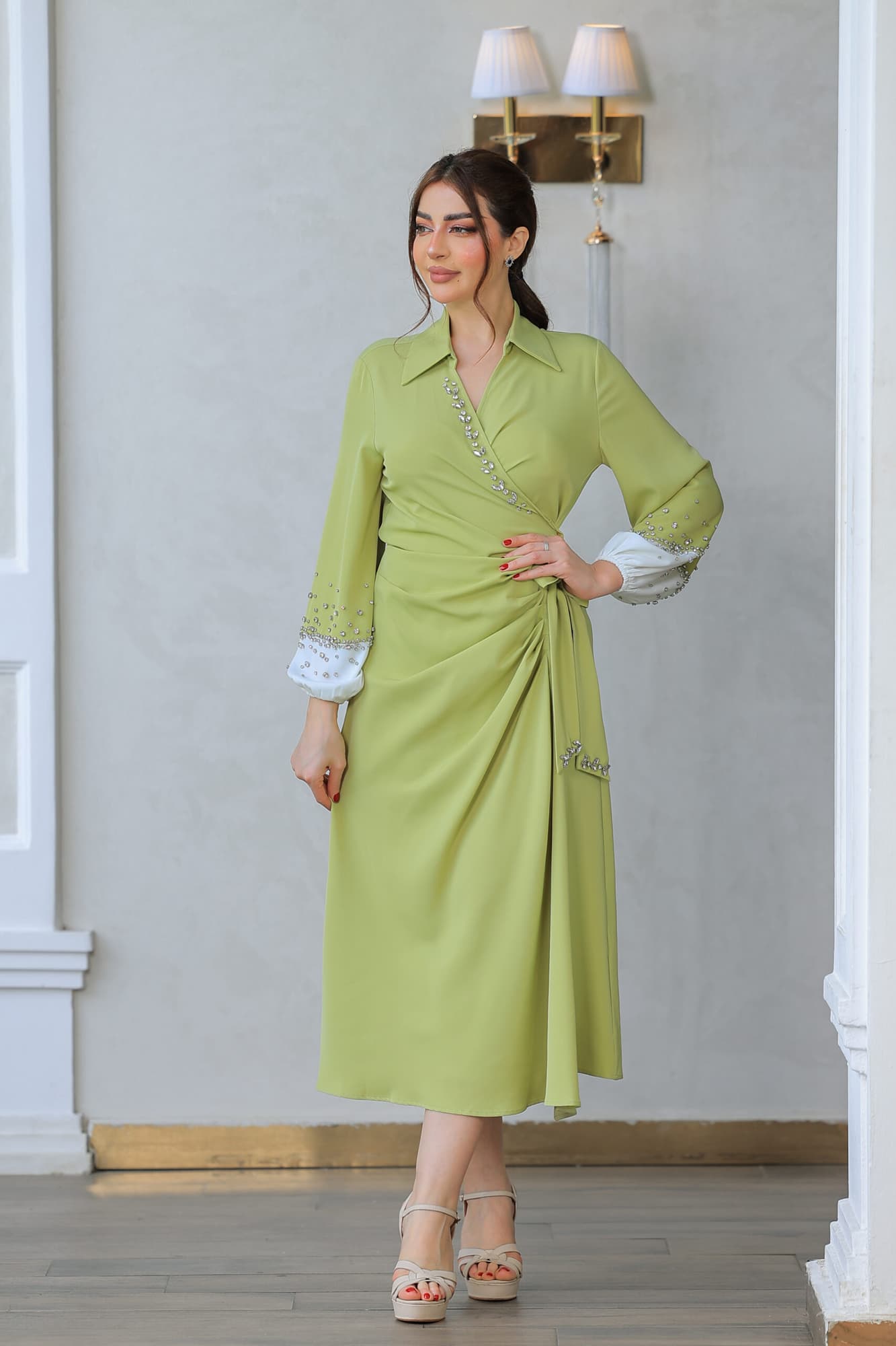 فستان ميدي ناعم بقصة لف عالجسم مع اكمام طويلة