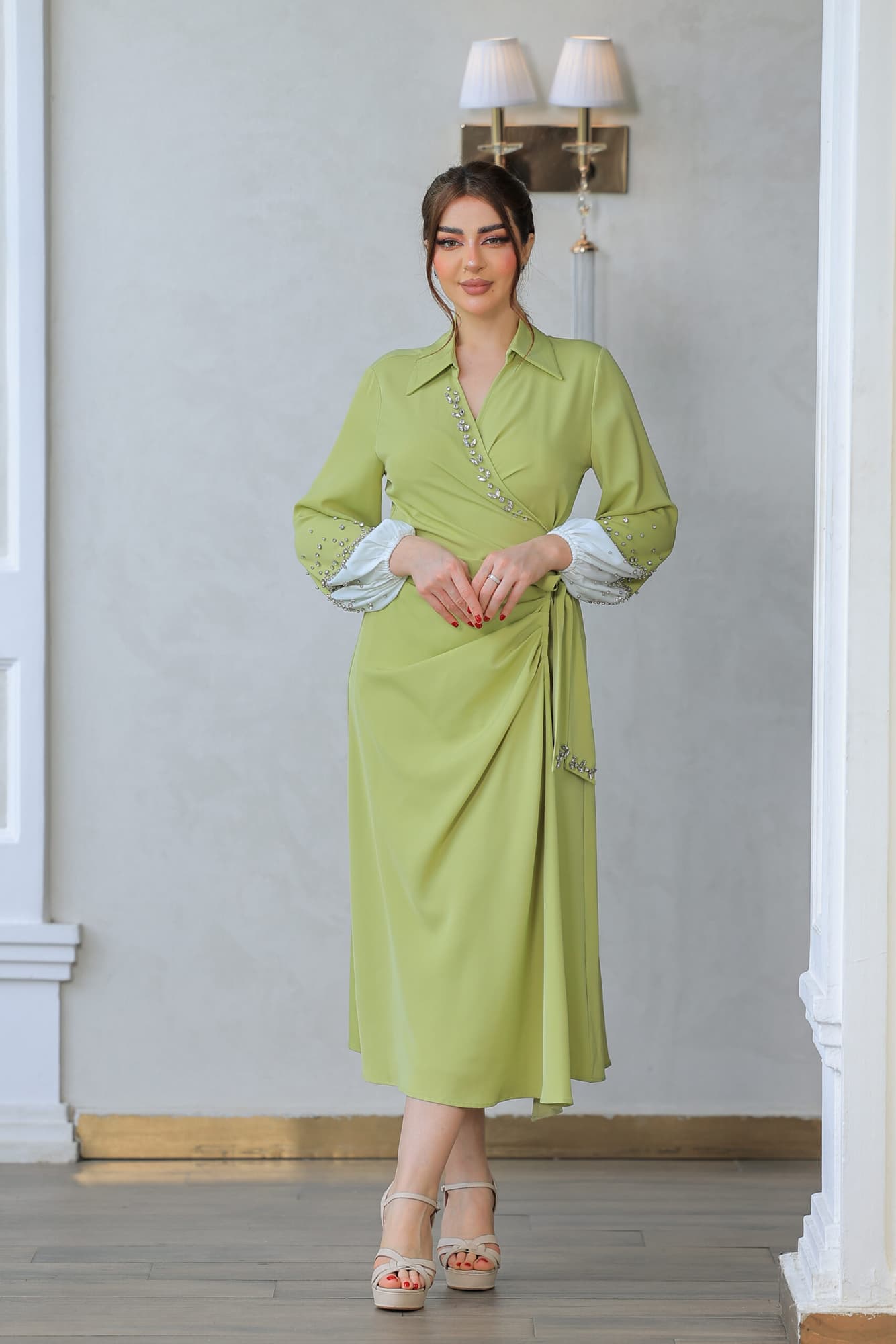 فستان ميدي ناعم بقصة لف عالجسم مع اكمام طويلة