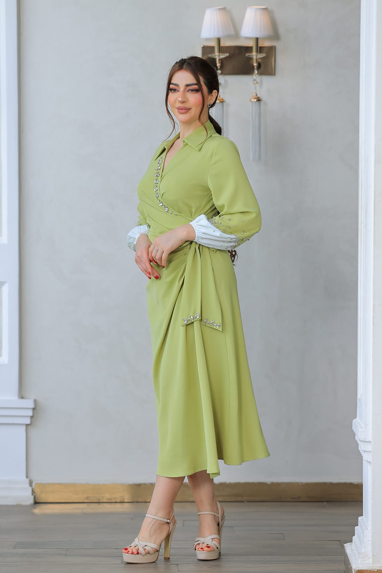 فستان ميدي ناعم بقصة لف عالجسم مع اكمام طويلة