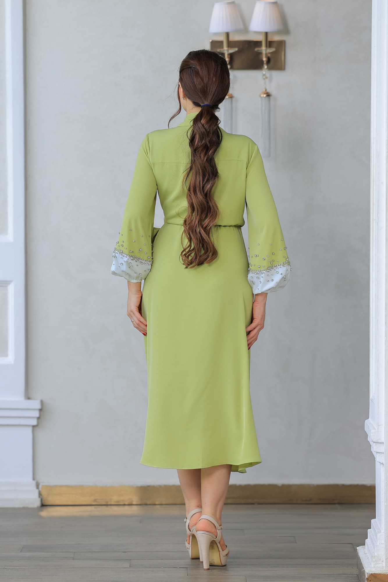 فستان ميدي ناعم بقصة لف عالجسم مع اكمام طويلة